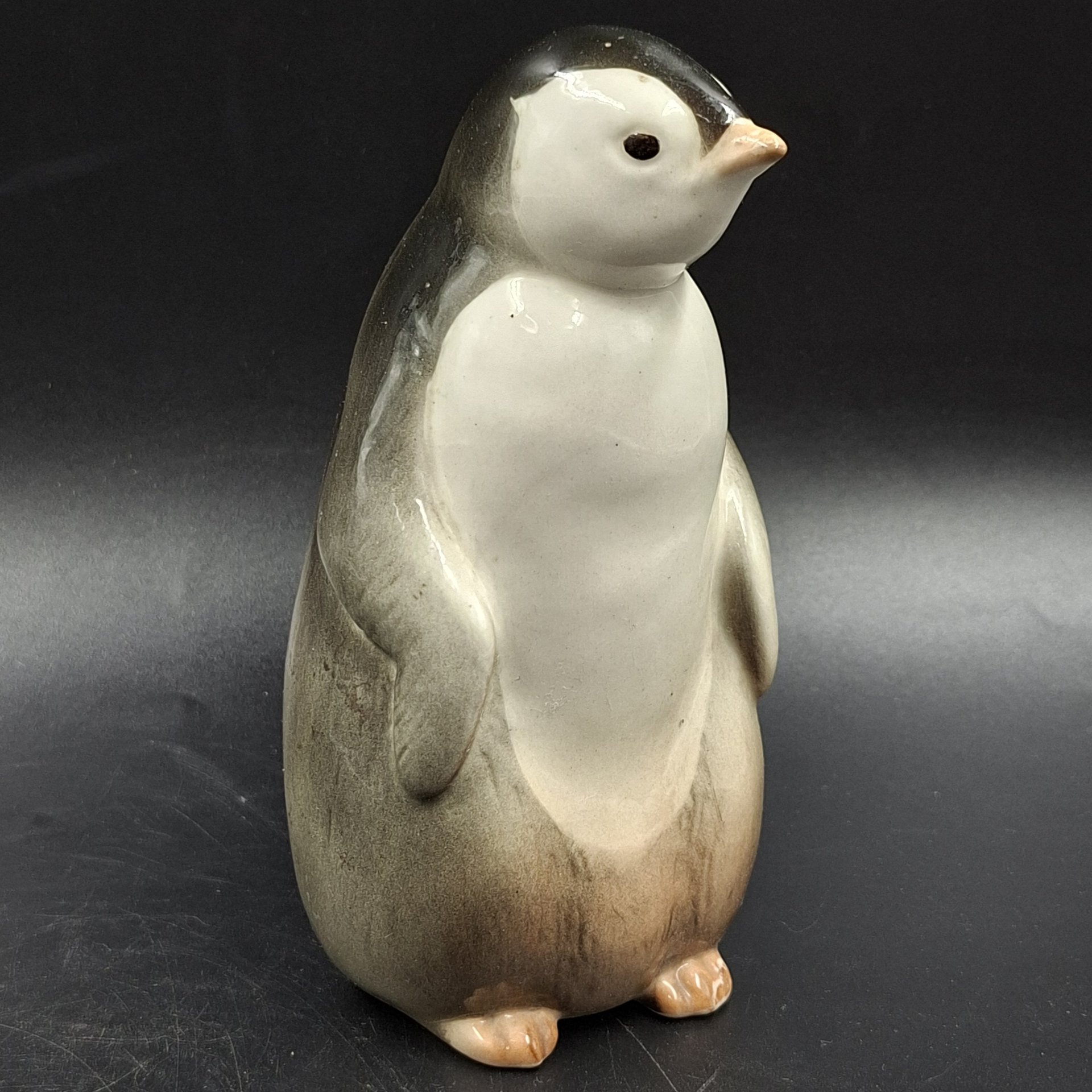 Статуэтка "Пингвин", скульптор П.П. Веселов, фарфор, роспись, аэрография, Ленинградский фарфоровый завод (ЛФЗ), СССР, 1970-1992 гг.