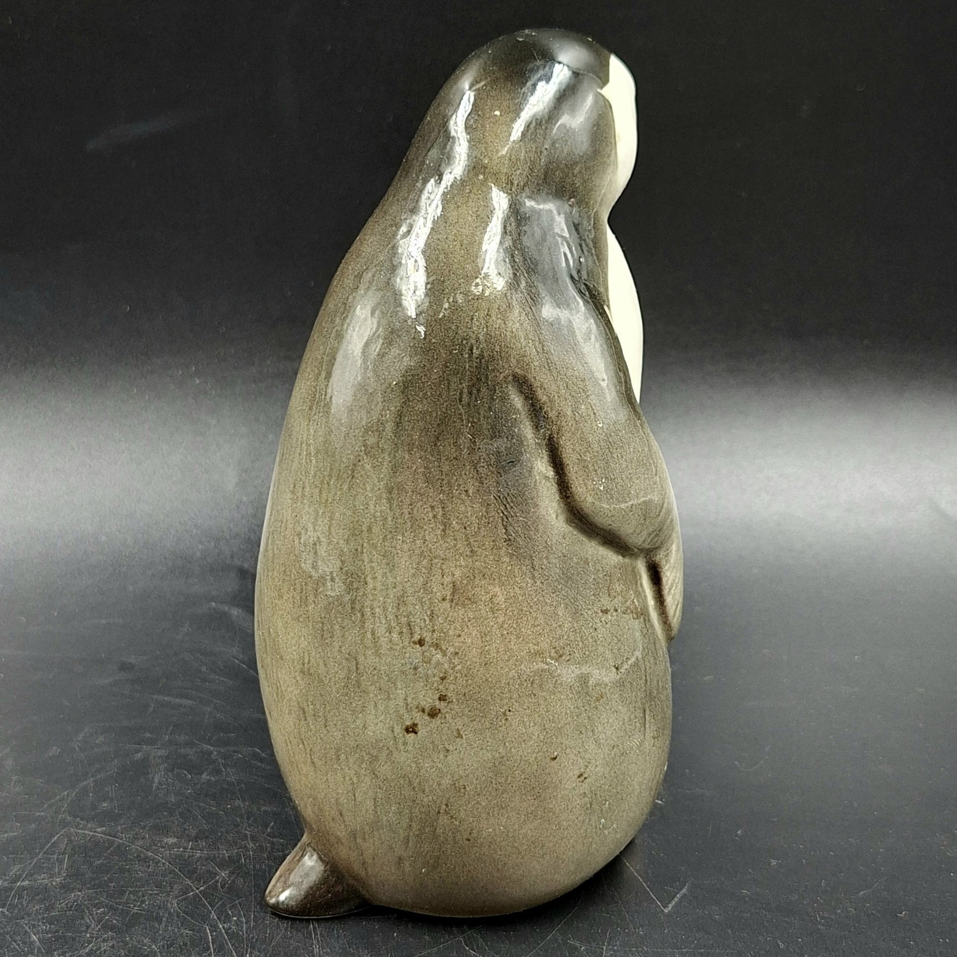 Статуэтка "Пингвин", скульптор П.П. Веселов, фарфор, роспись, аэрография, Ленинградский фарфоровый завод (ЛФЗ), СССР, 1970-1992 гг.