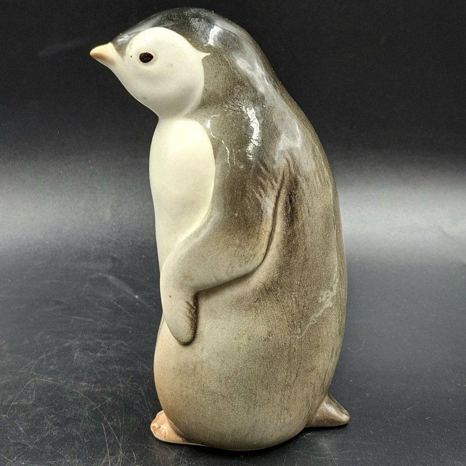 Статуэтка "Пингвин", скульптор П.П. Веселов, фарфор, роспись, аэрография, Ленинградский фарфоровый завод (ЛФЗ), СССР, 1970-1992 гг.