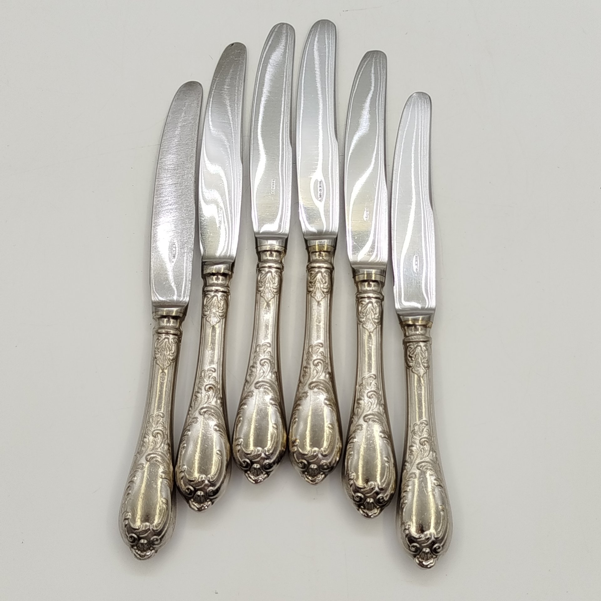 Набор из шести десертных ножей с растительным декором