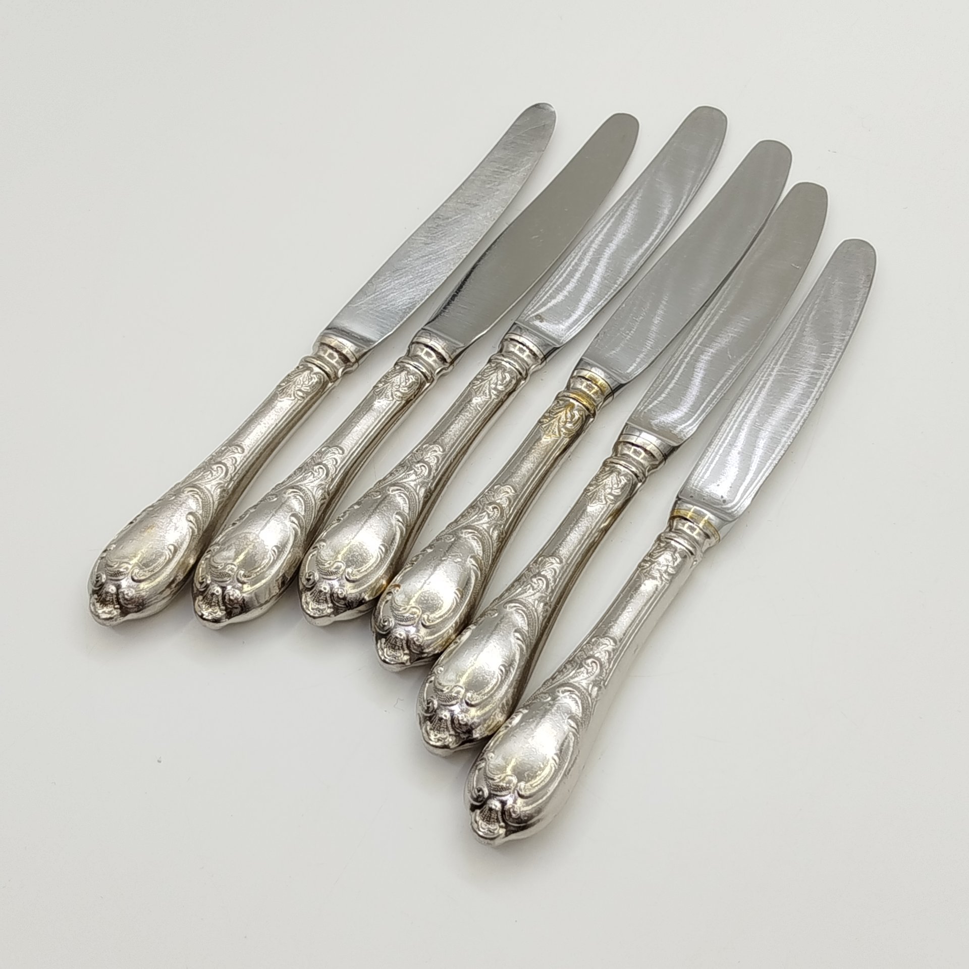 Набор из шести десертных ножей с растительным декором