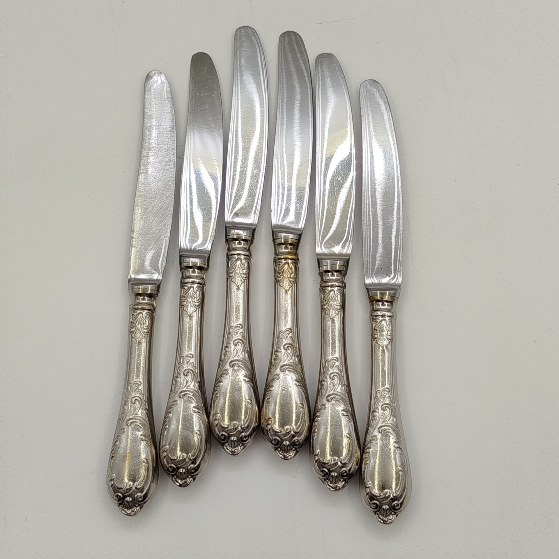 Набор из шести десертных ножей с растительным декором