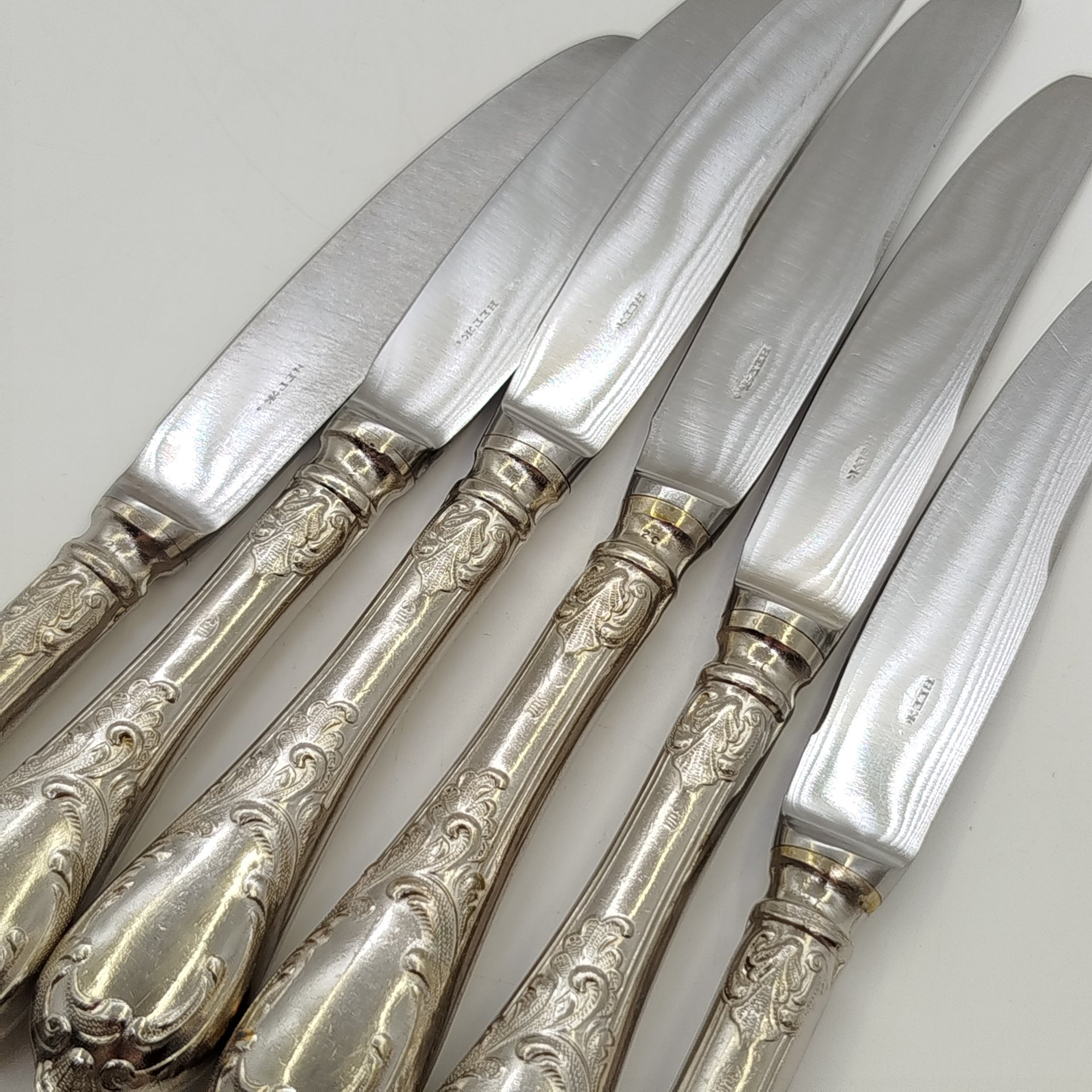 Набор из шести десертных ножей с растительным декором