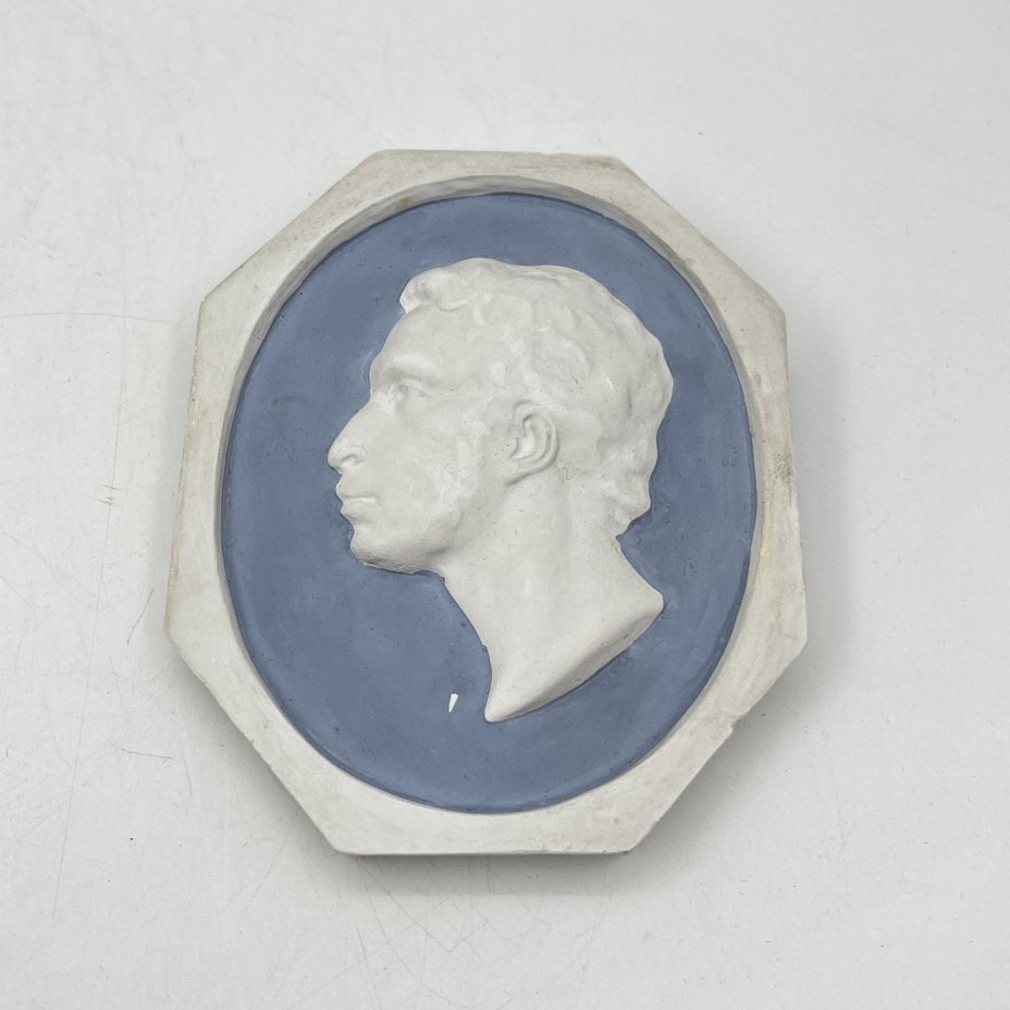Панно настенное (барельеф) "Александр Сергеевич Пушкин", скульптор Ю. Крайр, гипс, СССР, 1989 г.