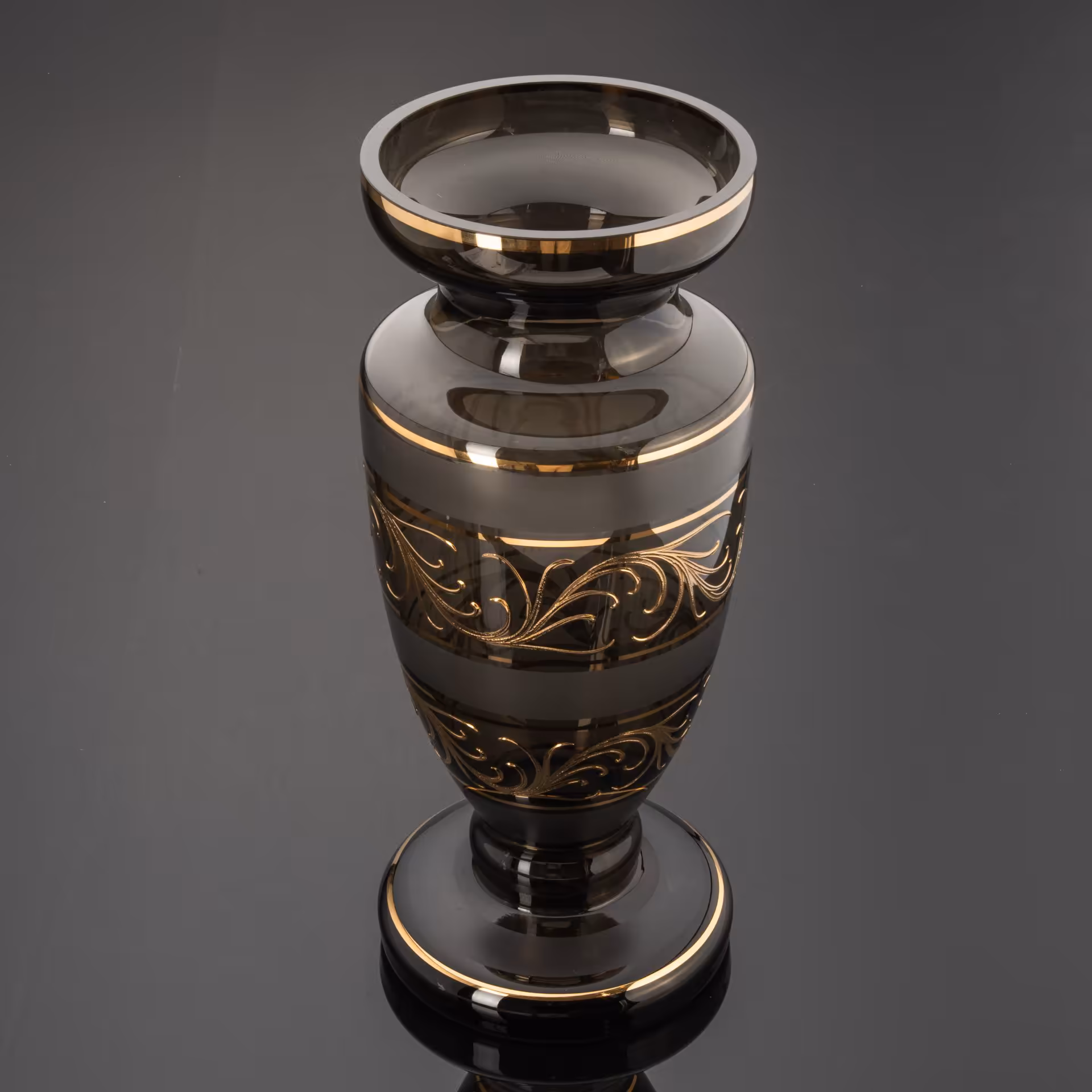 Ваза дымчатого цвета с орнаментом на тулове, Bohemia Crystal (Bohemia Glass)