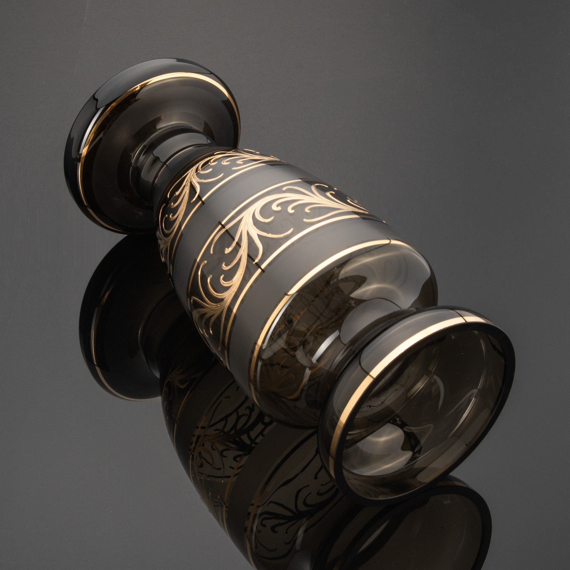 Ваза дымчатого цвета с орнаментом на тулове, Bohemia Crystal (Bohemia Glass)