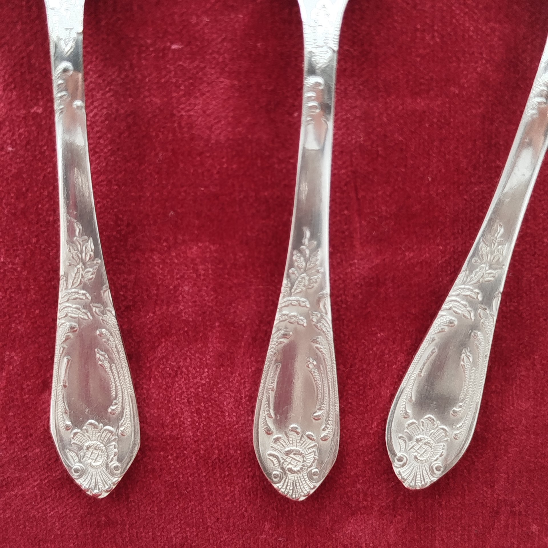 Набор столовых приборов с растительным декором на 6 персон в оригинальном кофре (ложки, вилки, ножи, чайные ложки), мНЦ (медь-никель-цинк), картон, Вольнянский завод столовых приборов им. Шевченко (ЗiШ, ЗиШ), СССР, 1980-1990 гг.