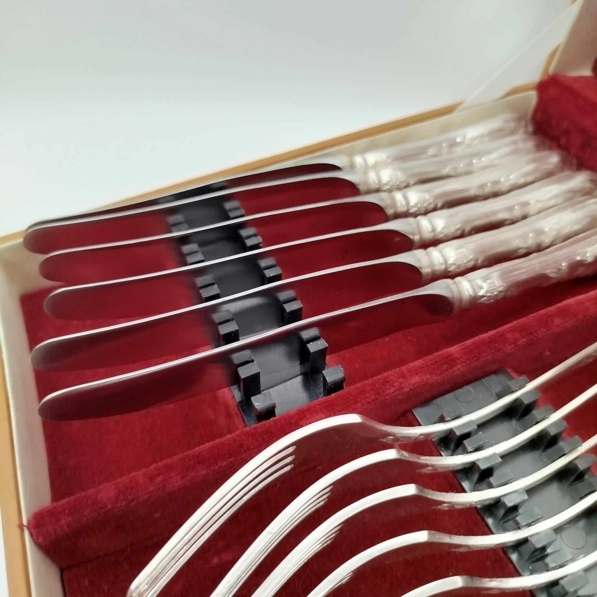 Набор столовых приборов с растительным декором на 6 персон в оригинальном кофре (ложки, вилки, ножи, чайные ложки), мНЦ (медь-никель-цинк), картон, Вольнянский завод столовых приборов им. Шевченко (ЗiШ, ЗиШ), СССР, 1980-1990 гг.