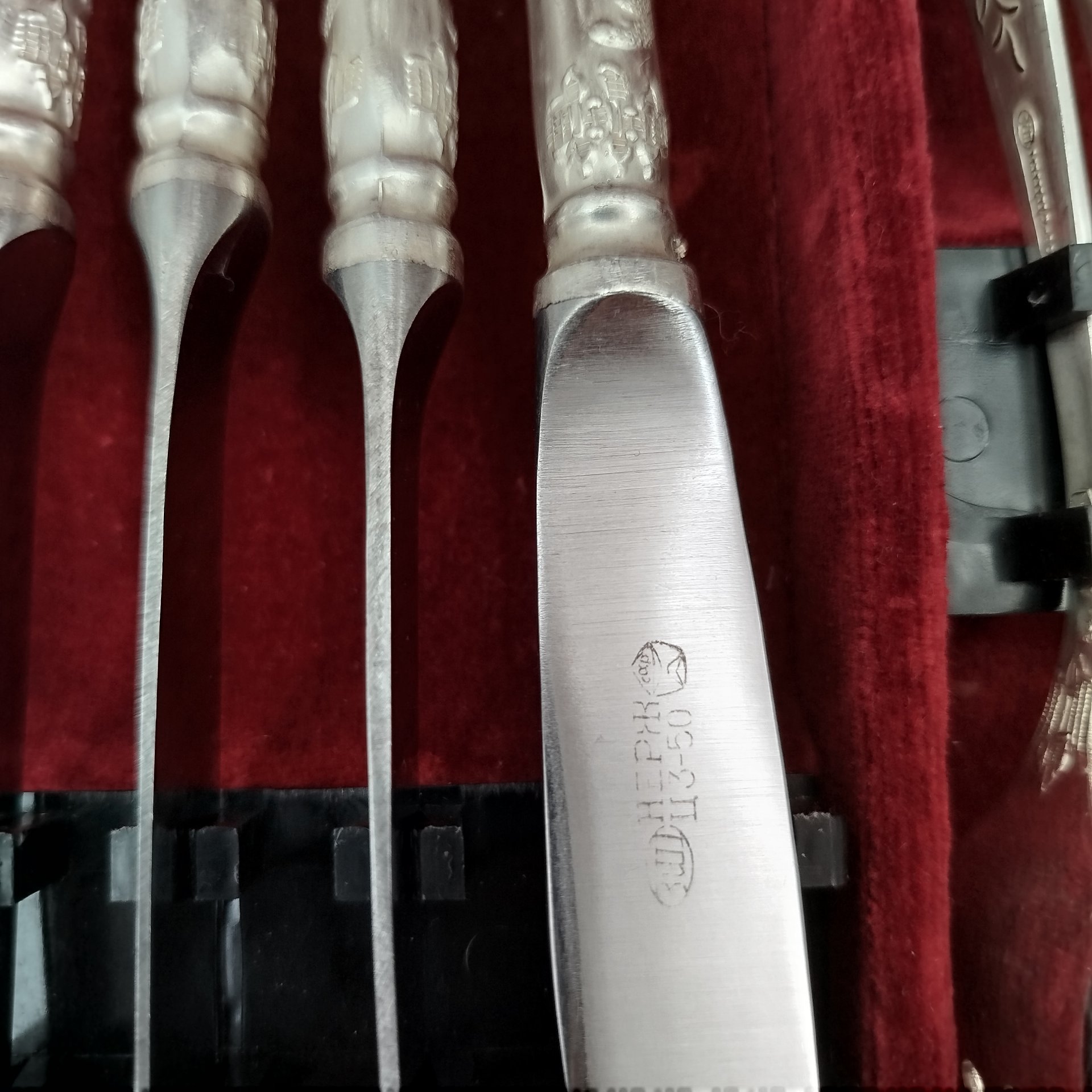 Набор столовых приборов с растительным декором на 6 персон в оригинальном кофре (ложки, вилки, ножи, чайные ложки), мНЦ (медь-никель-цинк), картон, Вольнянский завод столовых приборов им. Шевченко (ЗiШ, ЗиШ), СССР, 1980-1990 гг.