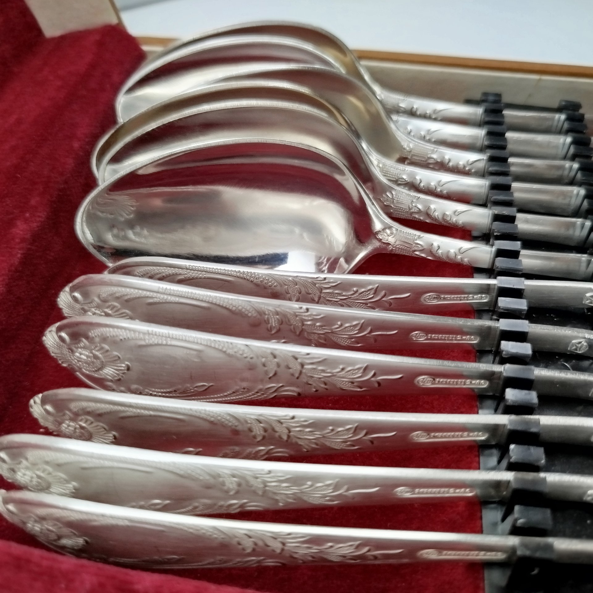 Набор столовых приборов с растительным декором на 6 персон в оригинальном кофре (ложки, вилки, ножи, чайные ложки), мНЦ (медь-никель-цинк), картон, Вольнянский завод столовых приборов им. Шевченко (ЗiШ, ЗиШ), СССР, 1980-1990 гг.