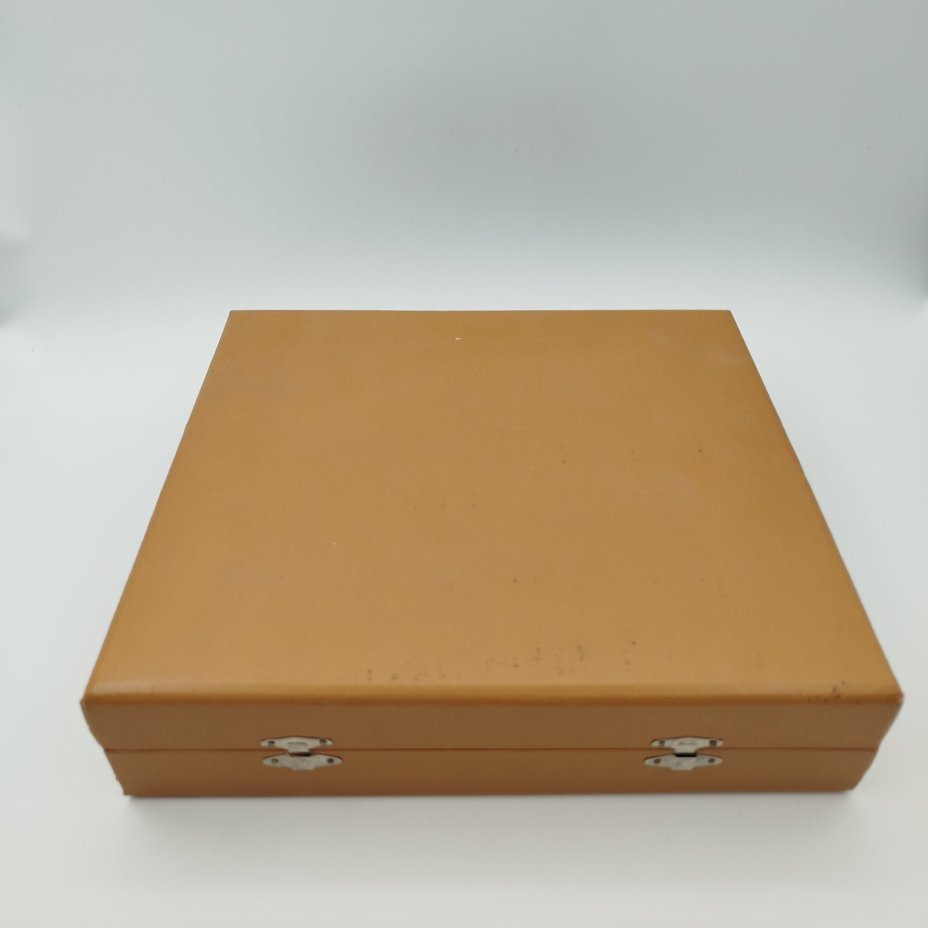 Набор столовых приборов с растительным декором на 6 персон в оригинальном кофре (ложки, вилки, ножи, чайные ложки), мНЦ (медь-никель-цинк), картон, Вольнянский завод столовых приборов им. Шевченко (ЗiШ, ЗиШ), СССР, 1980-1990 гг.