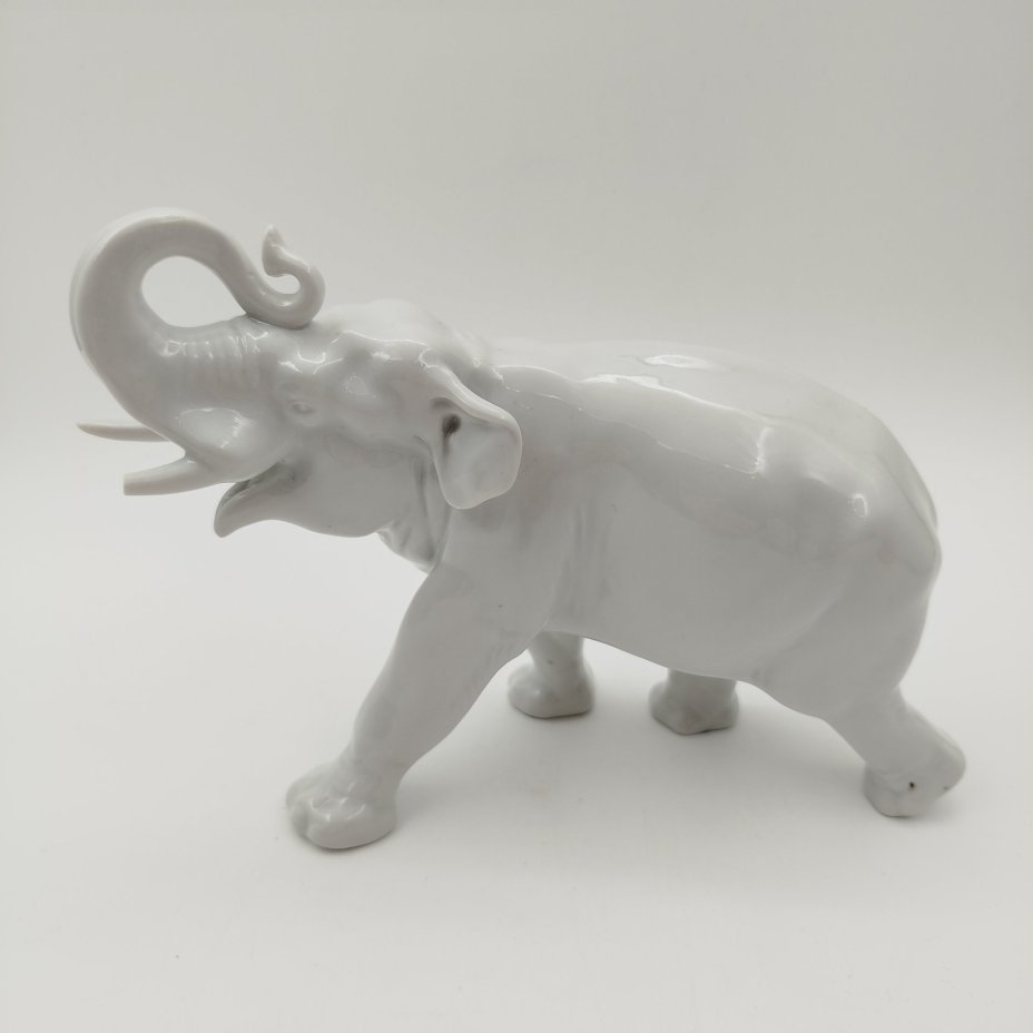 Статуэтка "Слон", скульптор Б.Я. Воробьев, фарфор, Ленинградский фарфоровый завод (ЛФЗ), СССР, 1950-1970 гг.