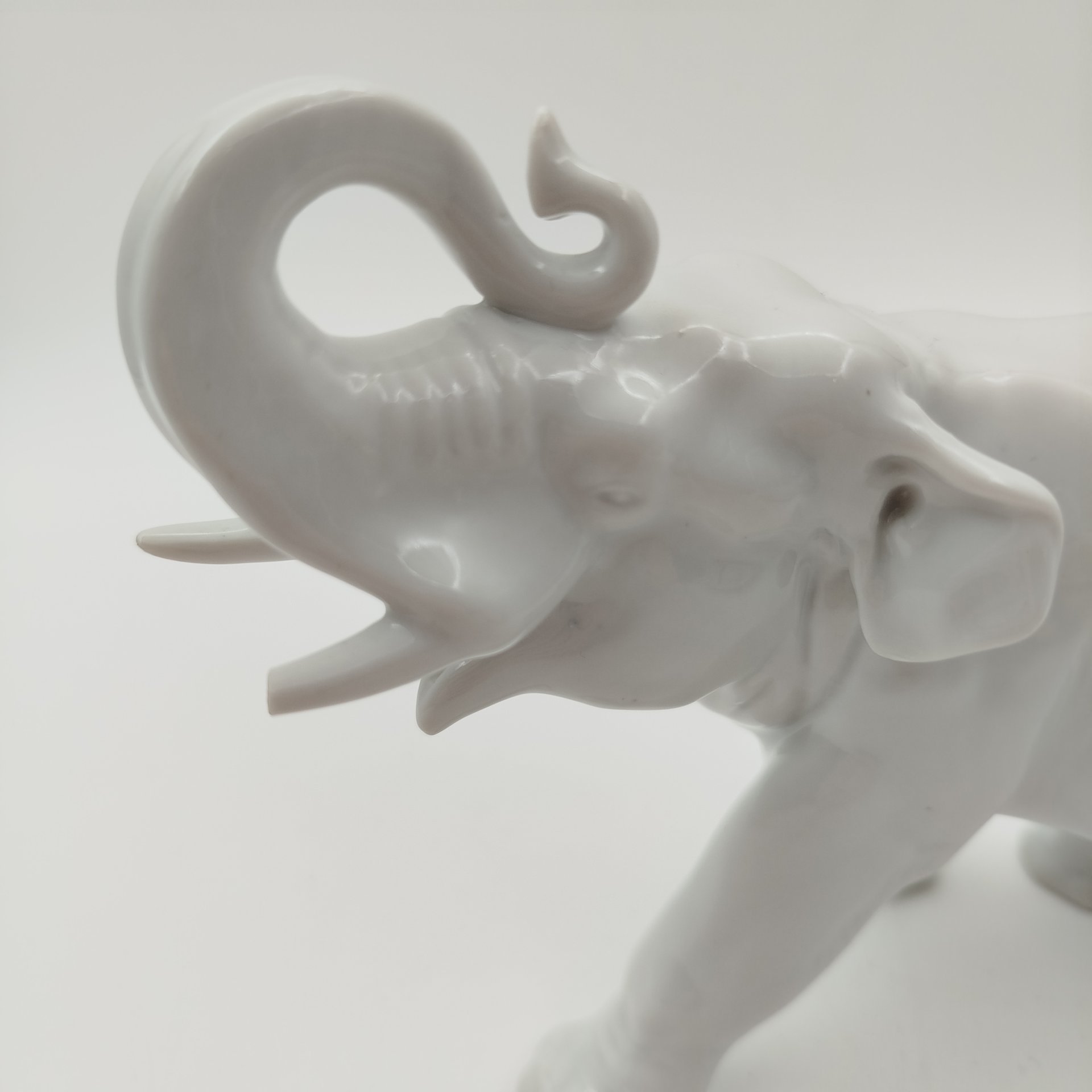 Статуэтка "Слон", скульптор Б.Я. Воробьев, фарфор, Ленинградский фарфоровый завод (ЛФЗ), СССР, 1950-1970 гг.