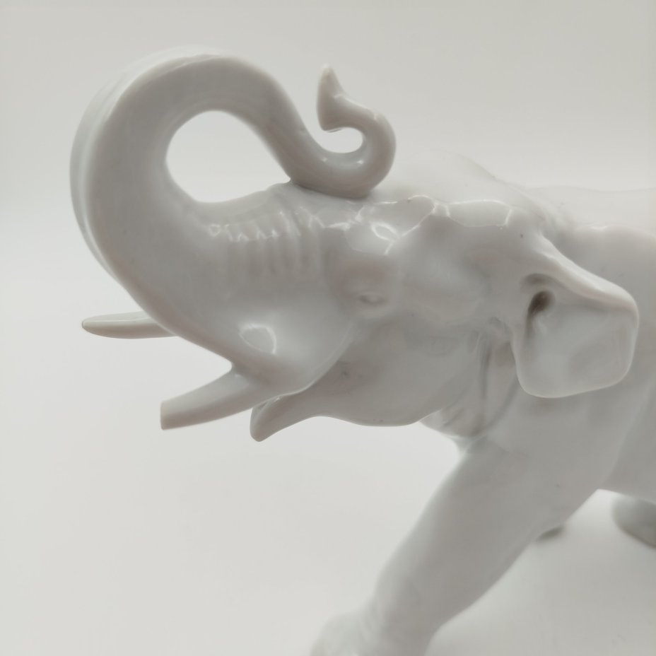 Статуэтка "Слон", скульптор Б.Я. Воробьев, фарфор, Ленинградский фарфоровый завод (ЛФЗ), СССР, 1950-1970 гг.