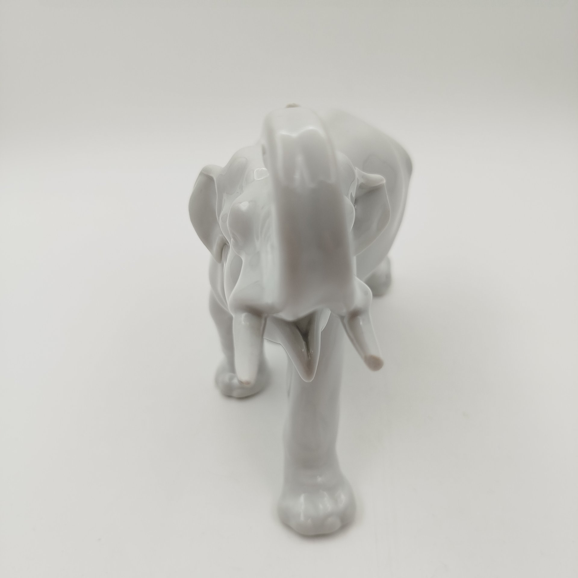 Статуэтка "Слон", скульптор Б.Я. Воробьев, фарфор, Ленинградский фарфоровый завод (ЛФЗ), СССР, 1950-1970 гг.