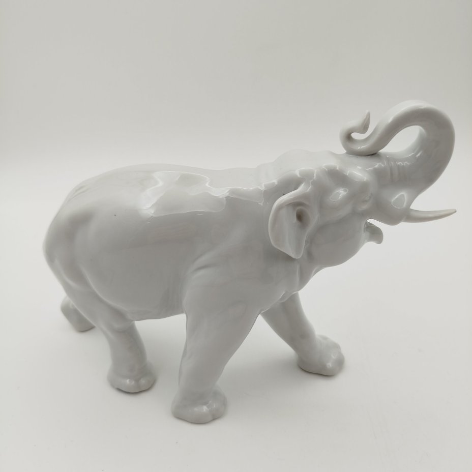 Статуэтка "Слон", скульптор Б.Я. Воробьев, фарфор, Ленинградский фарфоровый завод (ЛФЗ), СССР, 1950-1970 гг.