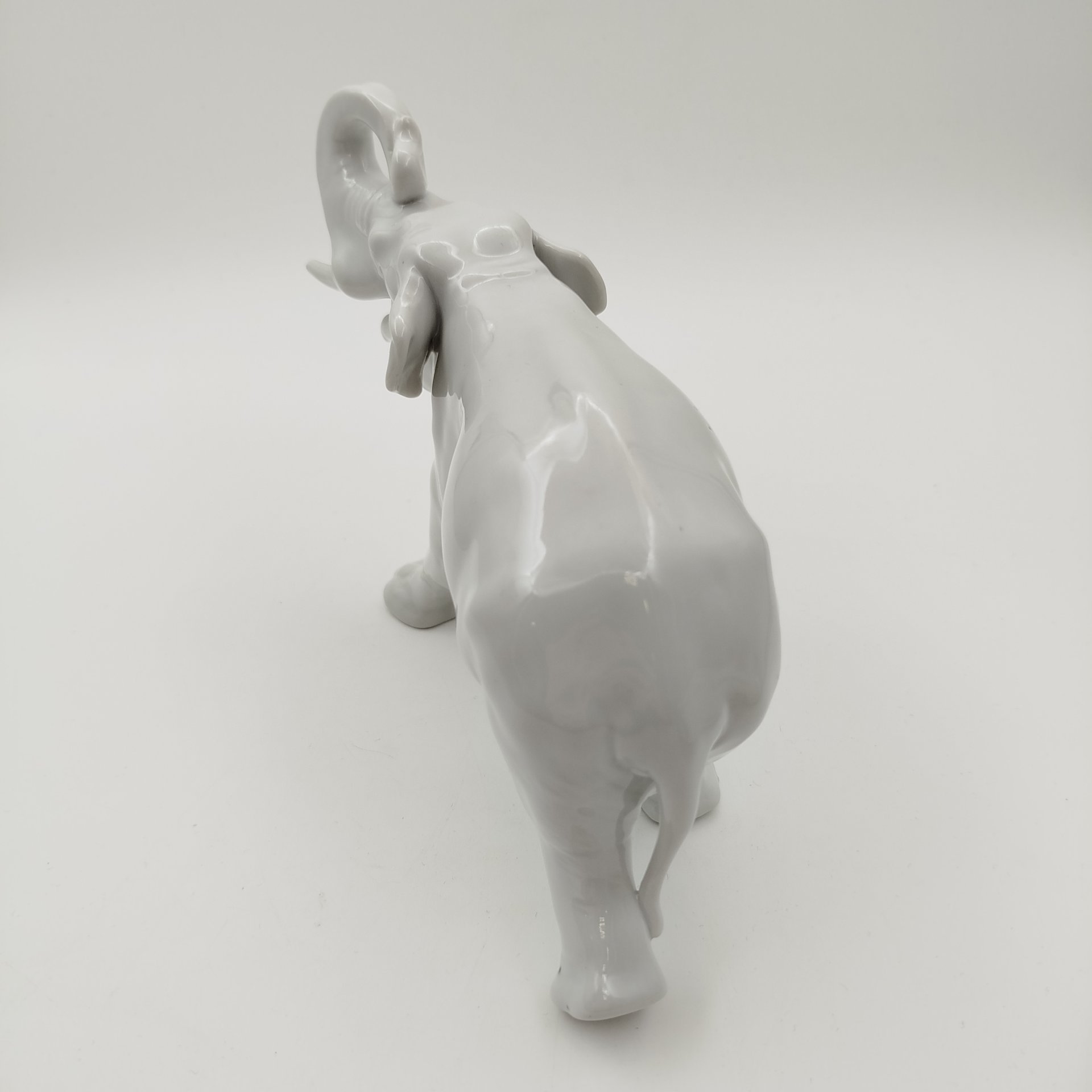 Статуэтка "Слон", скульптор Б.Я. Воробьев, фарфор, Ленинградский фарфоровый завод (ЛФЗ), СССР, 1950-1970 гг.