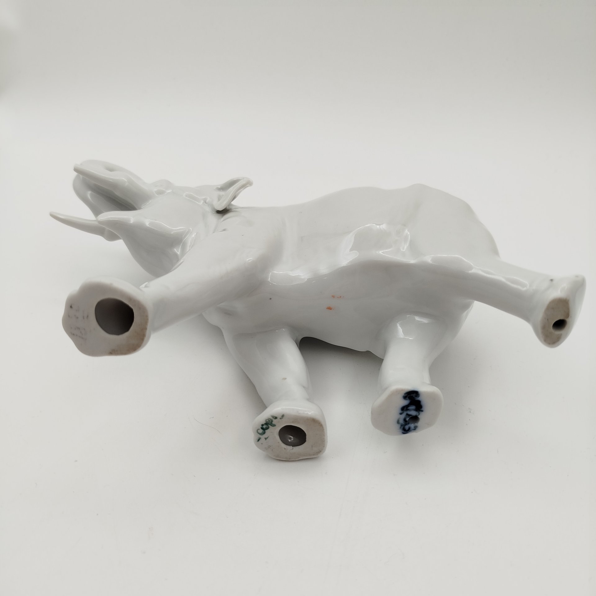 Статуэтка "Слон", скульптор Б.Я. Воробьев, фарфор, Ленинградский фарфоровый завод (ЛФЗ), СССР, 1950-1970 гг.