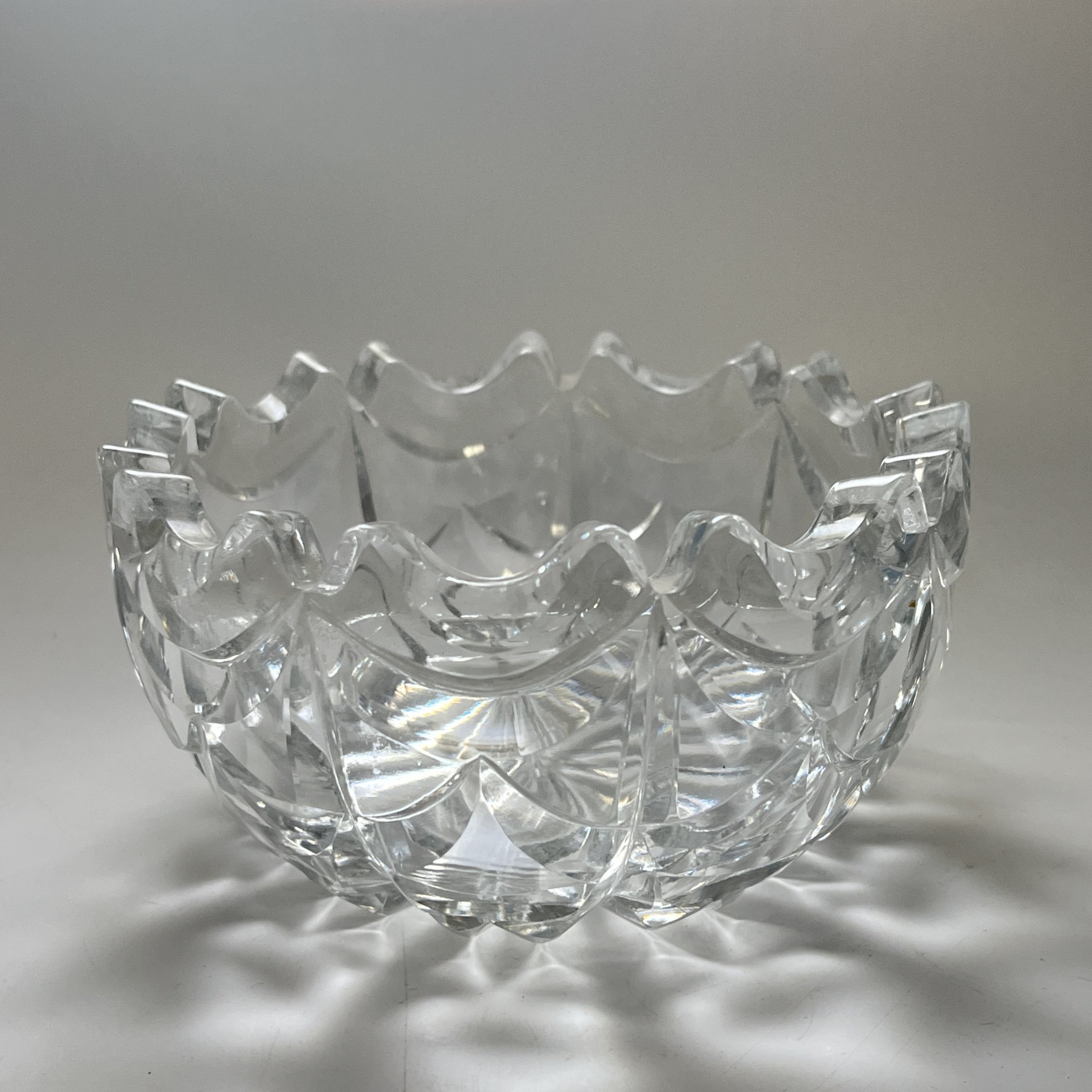 Салатник круглой формы с геометрическим декором и фигурным краем, хрусталь, СССР, 1970-1990 гг.