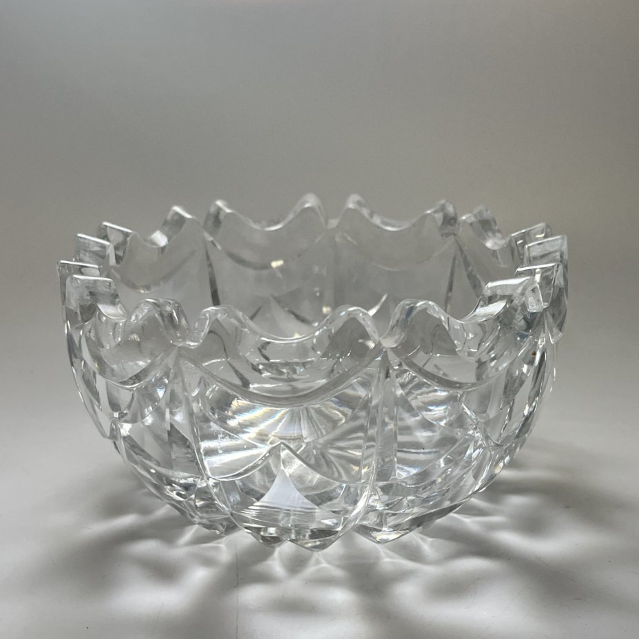 Салатник круглой формы с геометрическим декором и фигурным краем, хрусталь, СССР, 1970-1990 гг.