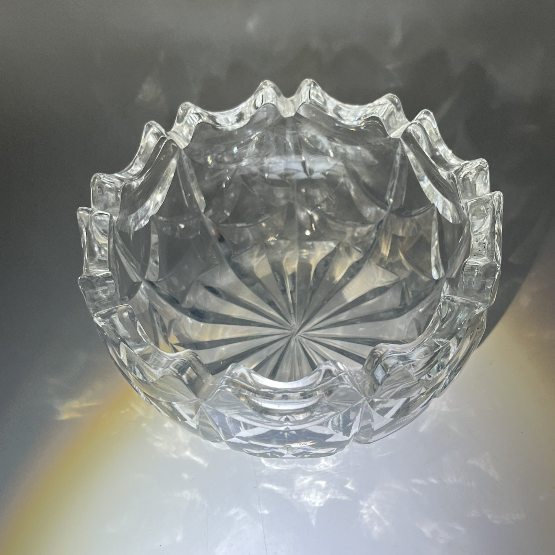 Салатник круглой формы с геометрическим декором и фигурным краем, хрусталь, СССР, 1970-1990 гг.
