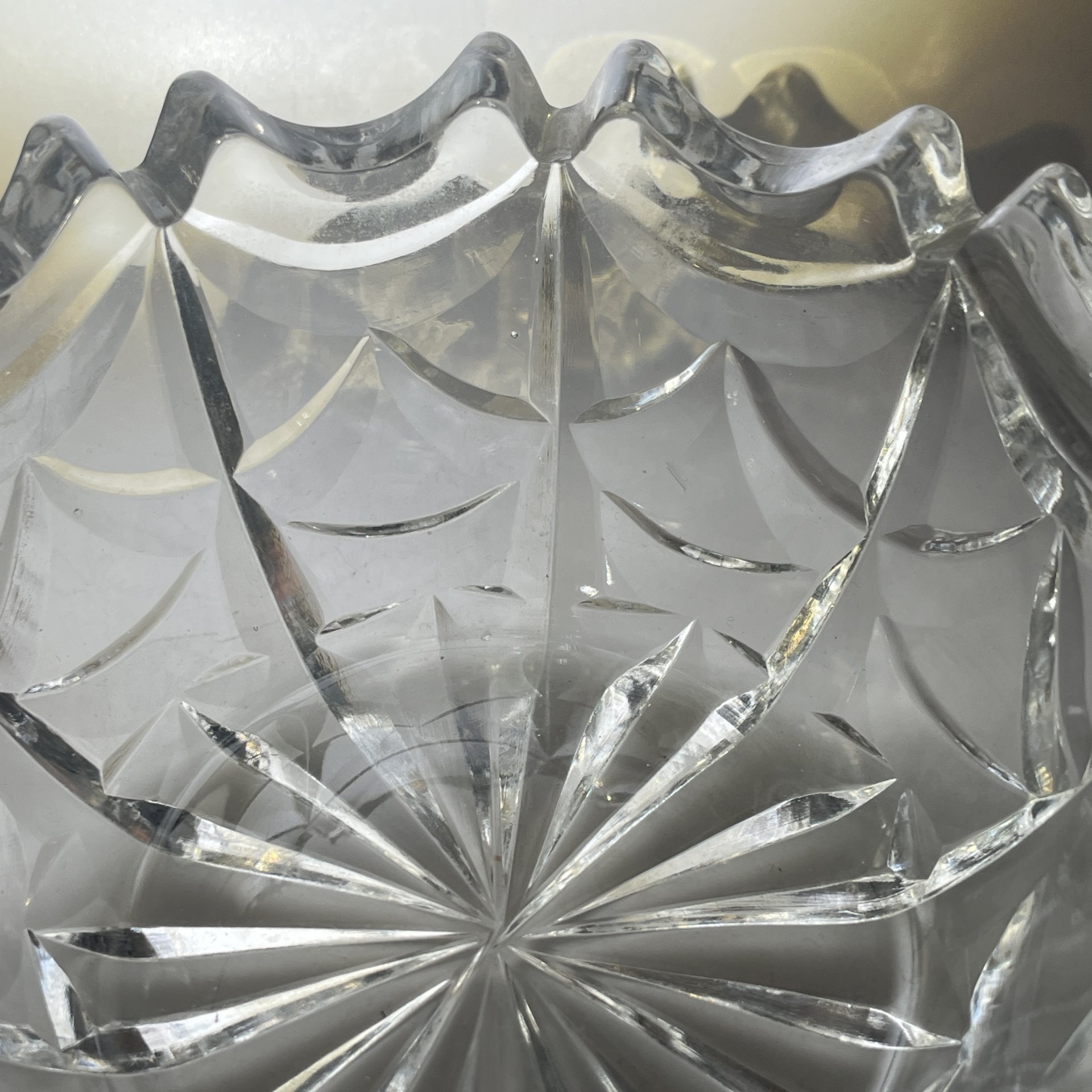 Салатник круглой формы с геометрическим декором и фигурным краем, хрусталь, СССР, 1970-1990 гг.