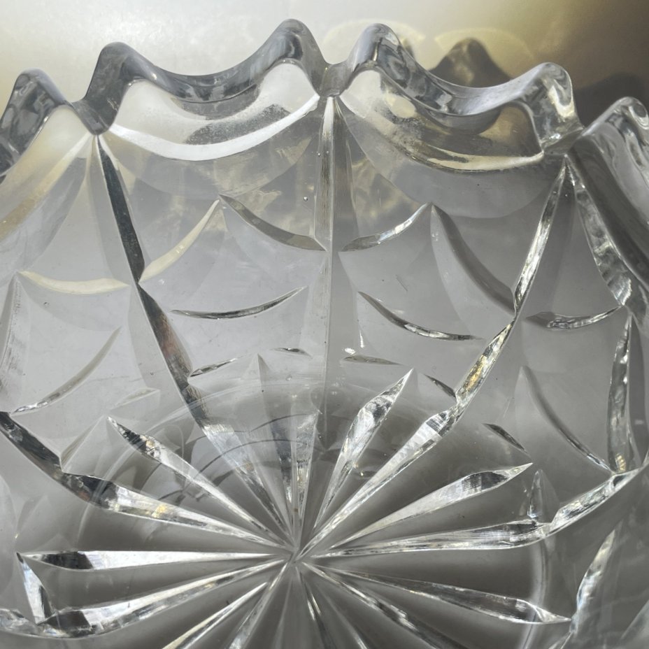 Салатник круглой формы с геометрическим декором и фигурным краем