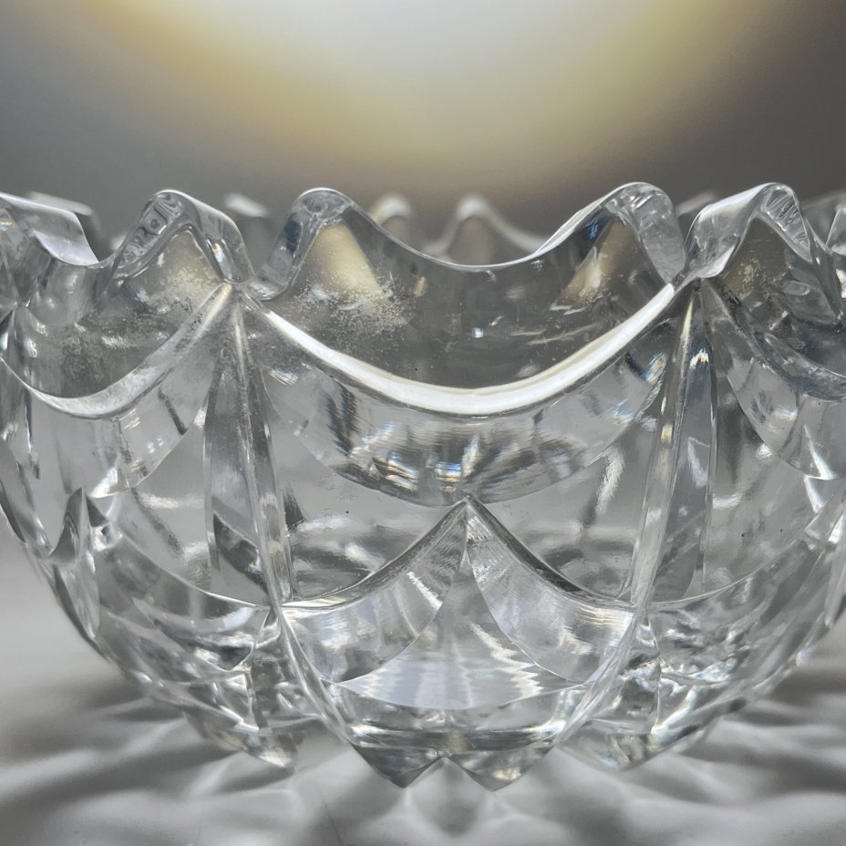 Салатник круглой формы с геометрическим декором и фигурным краем