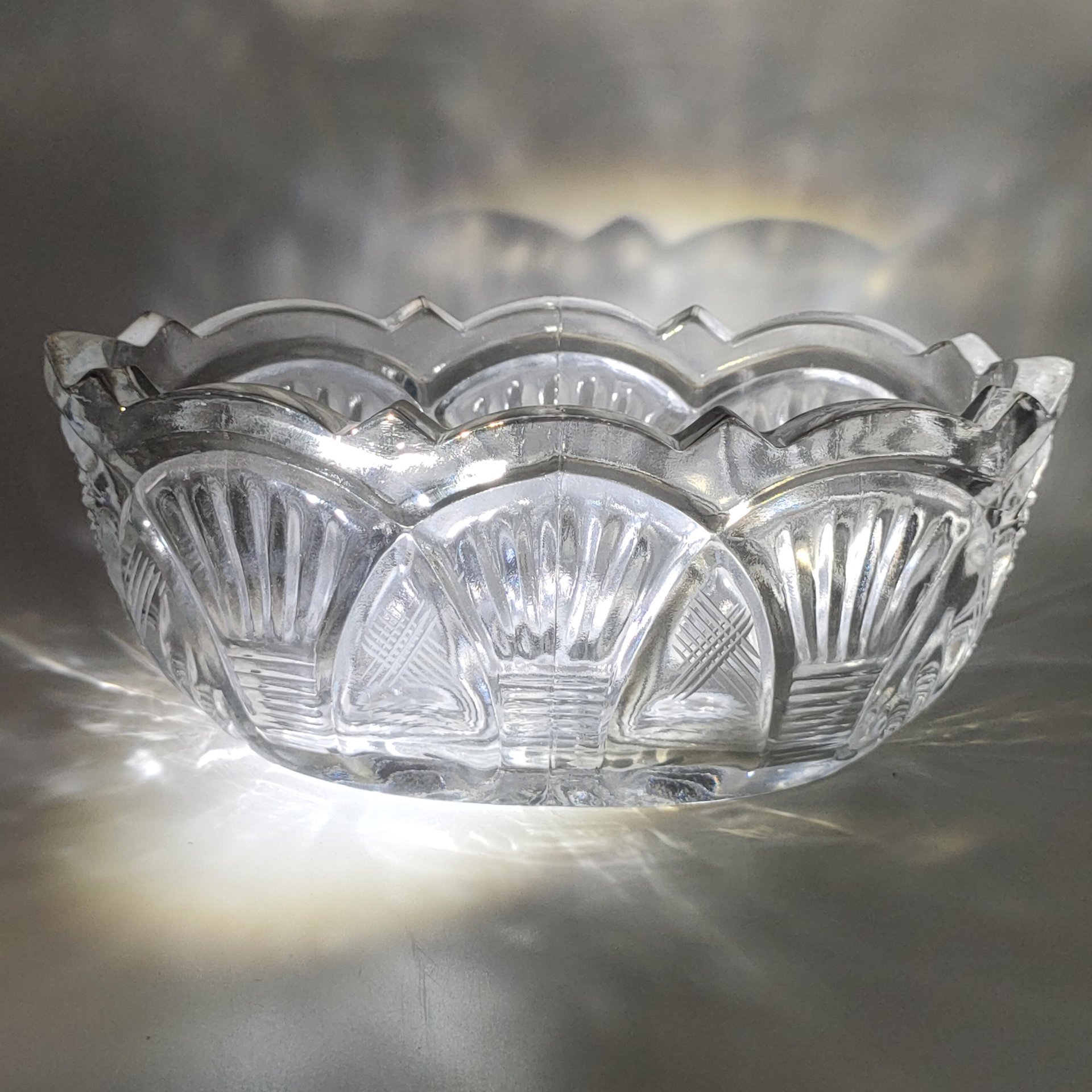 Конфетница в форме ладьи с растительным декором