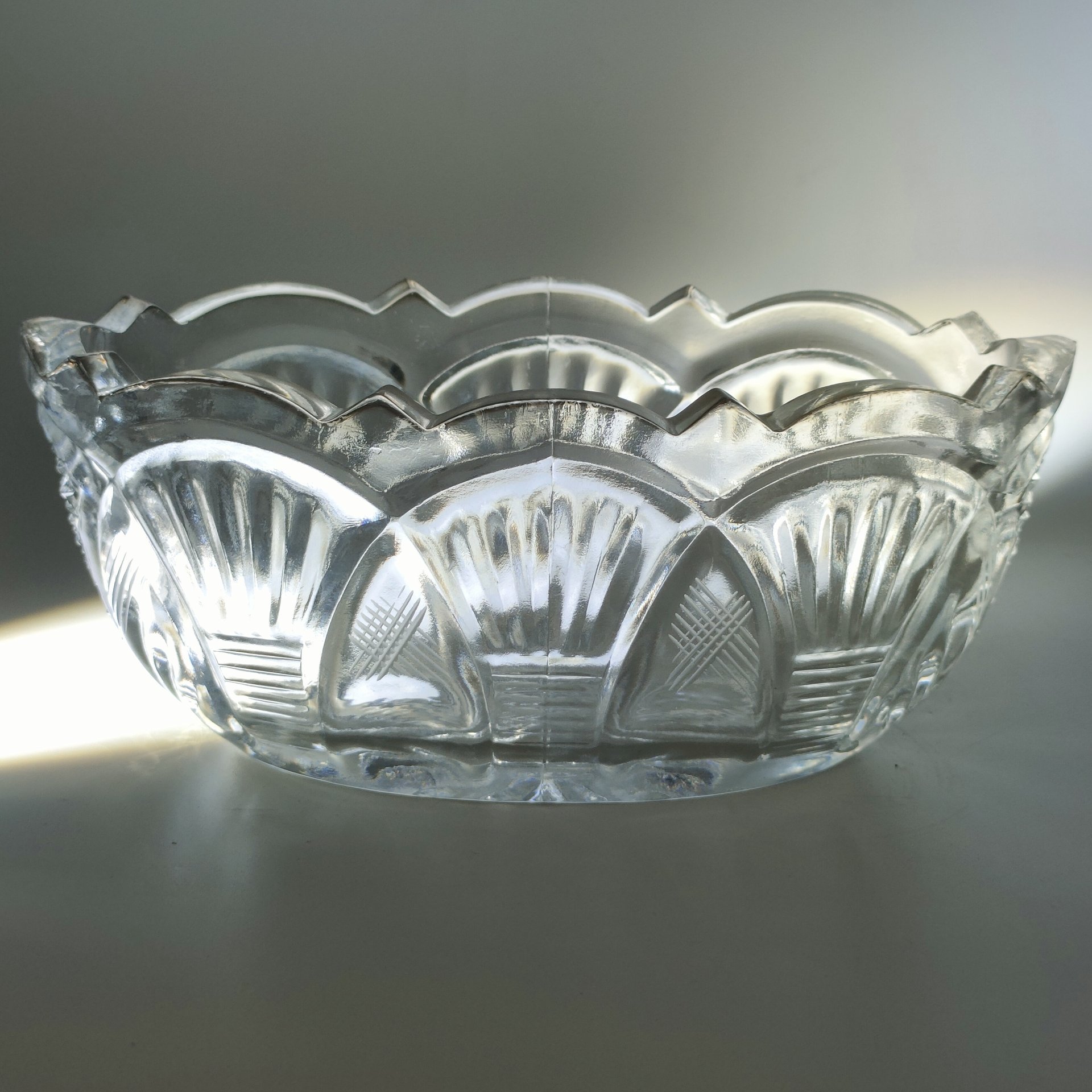 Конфетница в форме ладьи с растительным декором