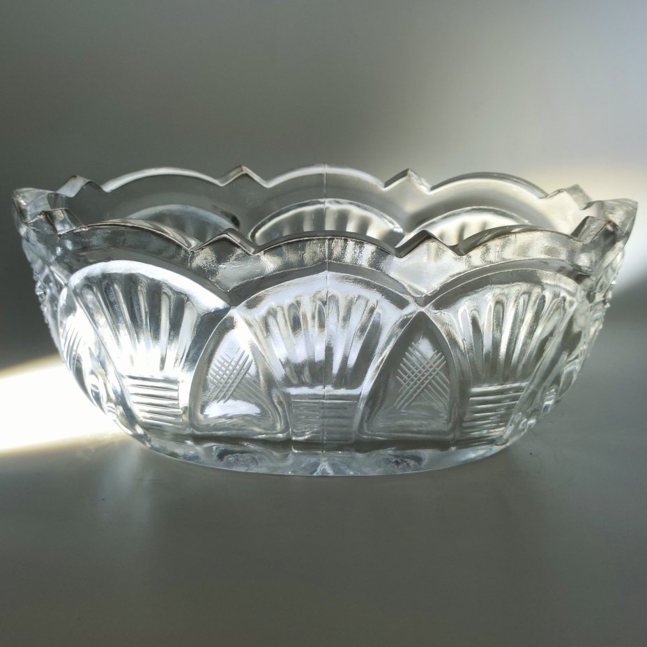 Конфетница в форме ладьи с растительным декором