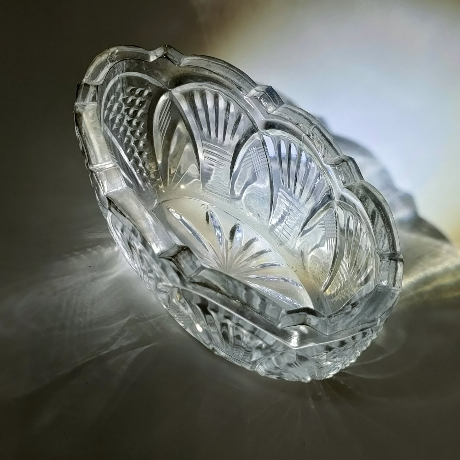 Конфетница в форме ладьи с растительным декором