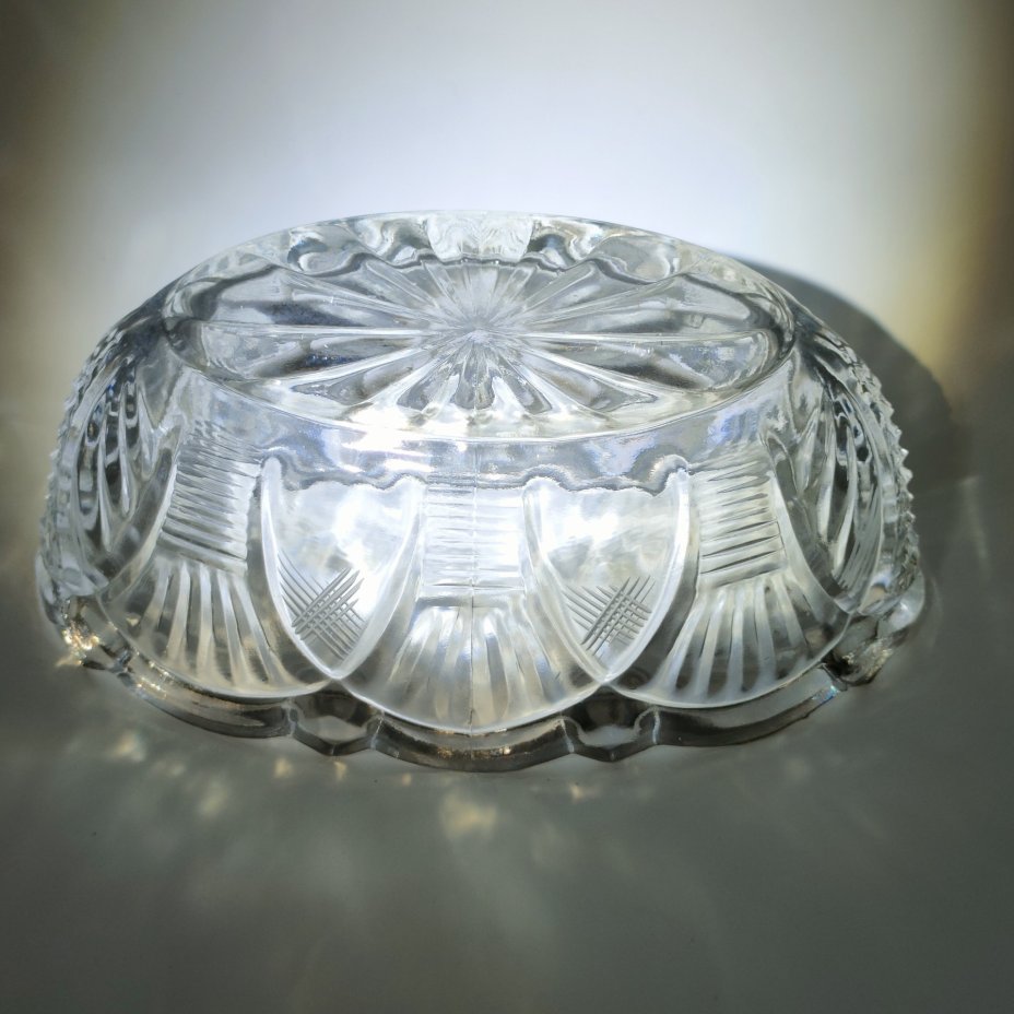 Конфетница в форме ладьи с растительным декором