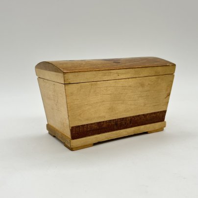 Шкатулка с инкрустированным декором в виде цветка разных деревом разных оттенков, дерево