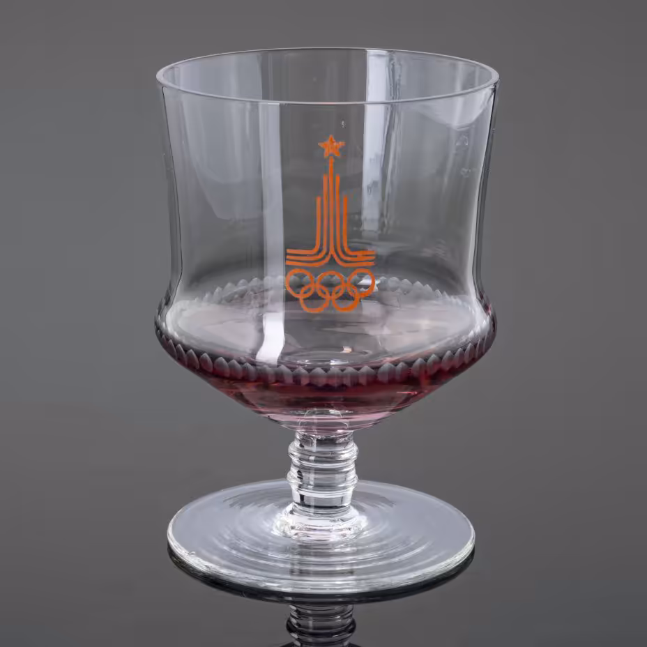 Рюмка фиолетового цвета с олимпийской символикой
