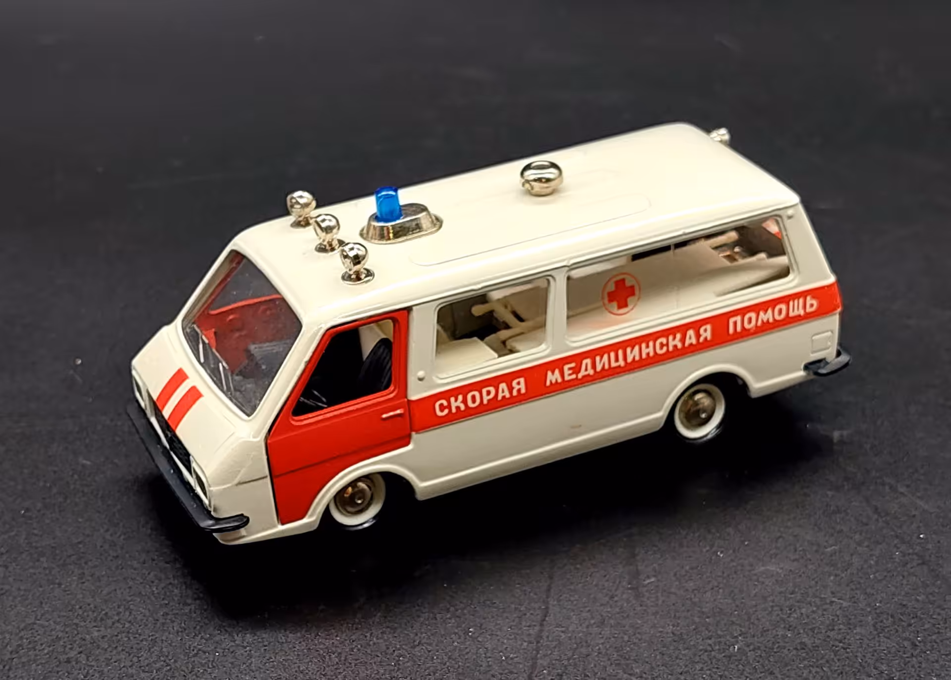 Масштабная модель "RAF-M-22031 Скорая медицинская помощь" 1:43 в коробке, Саратовский завод «Тантал»