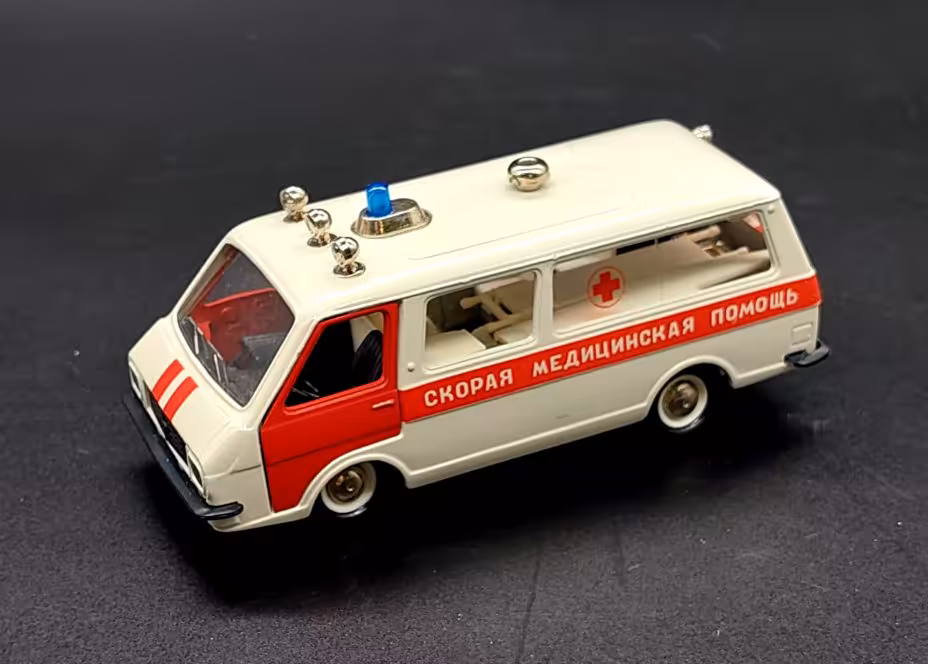 Масштабная модель "RAF-M-22031 Скорая медицинская помощь" 1:43 в коробке, Саратовский завод «Тантал»
