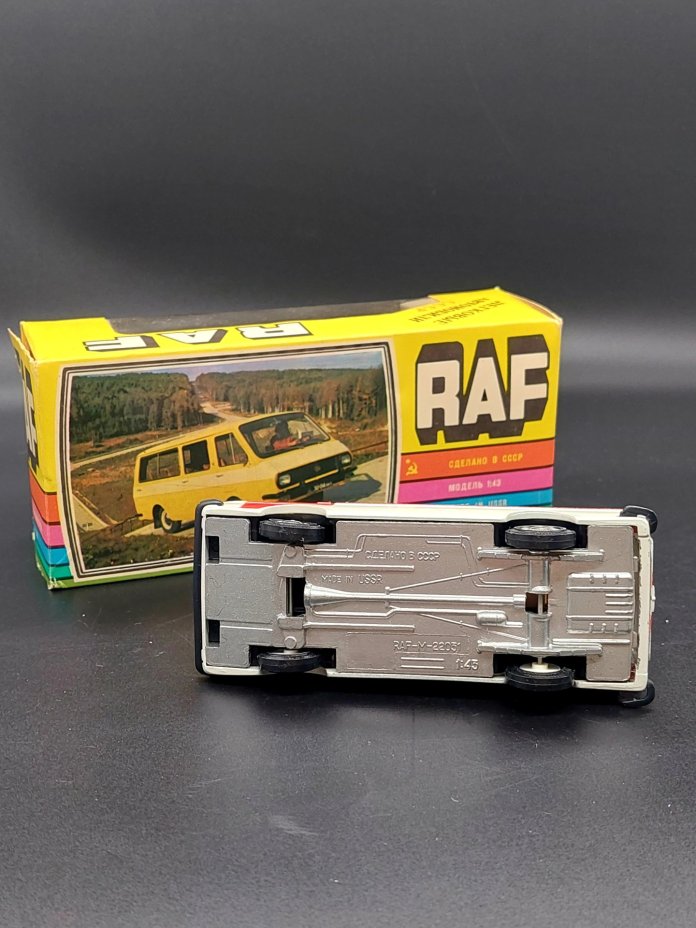 Масштабная модель "RAF-M-22031 Скорая медицинская помощь" 1:43 в коробке, Саратовский завод «Тантал»