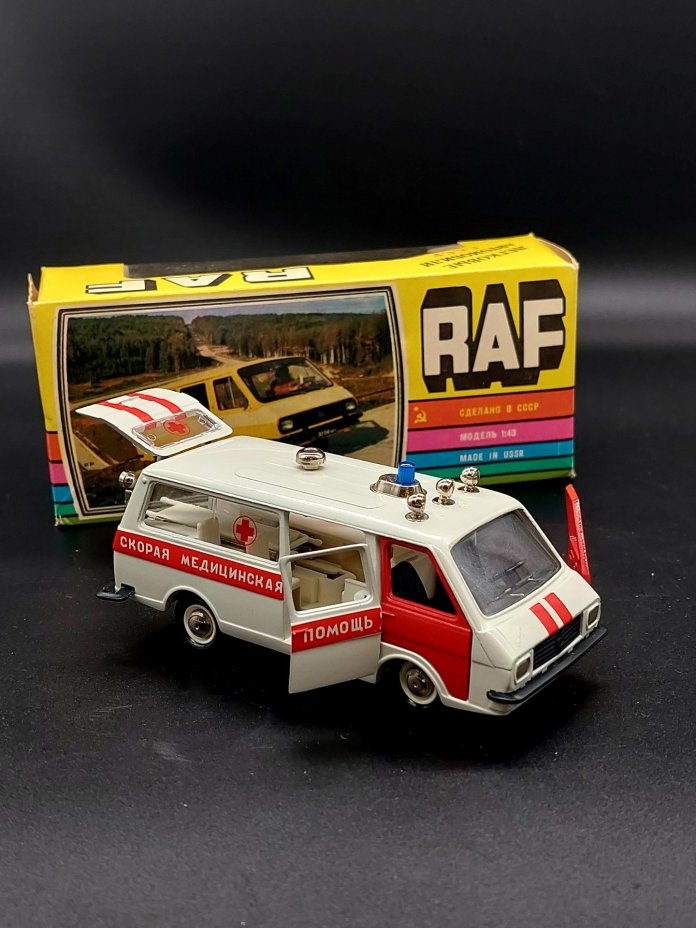 Масштабная модель "RAF-M-22031 Скорая медицинская помощь" 1:43 в коробке, Саратовский завод «Тантал»