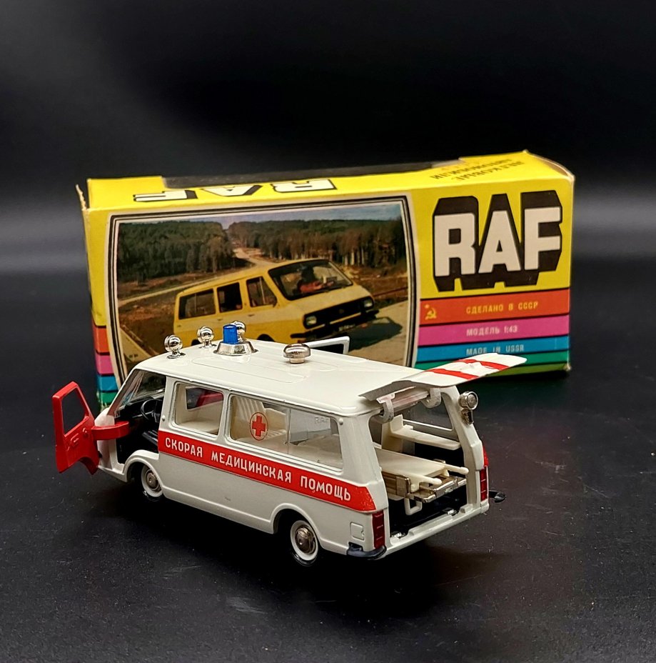 Масштабная модель "RAF-M-22031 Скорая медицинская помощь" 1:43 в коробке, Саратовский завод «Тантал»
