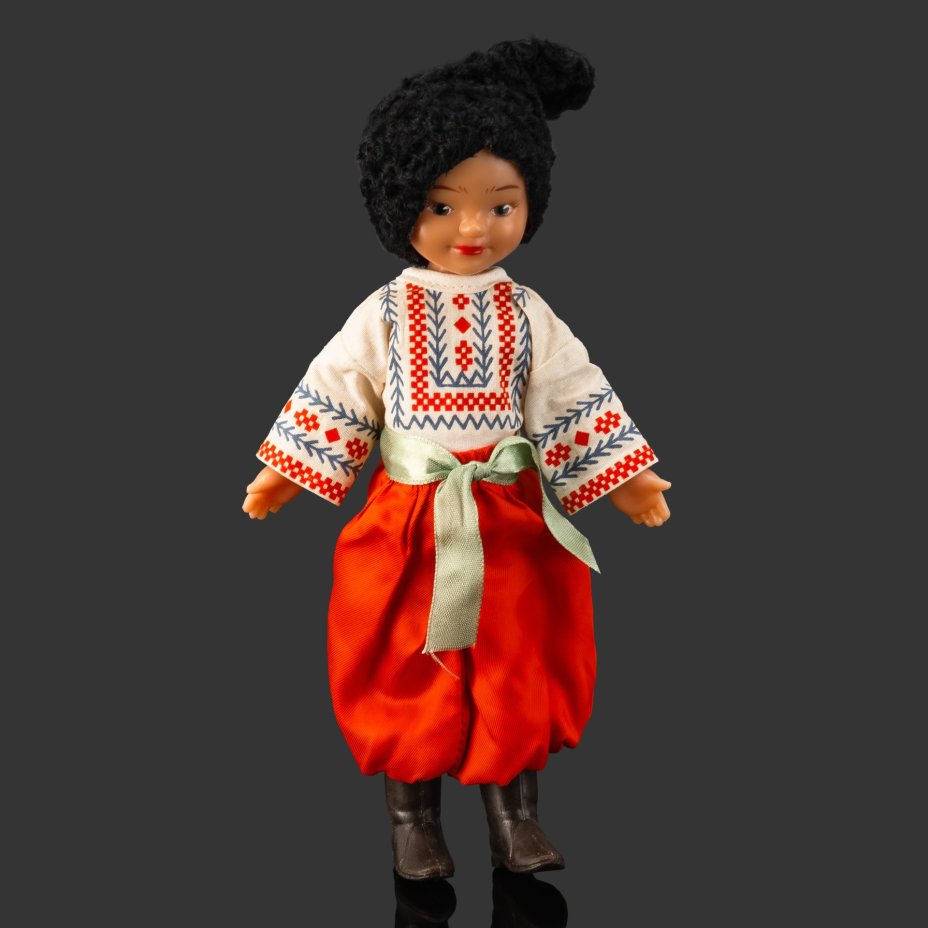 Кукла сувенирная "Остап" в украинском национальном костюме, автор Марианна Мотовилова, полиэтилен, текстиль, крашение, роспись, Фабрика «Ленигрушка», СССР, 1970-1980 гг.