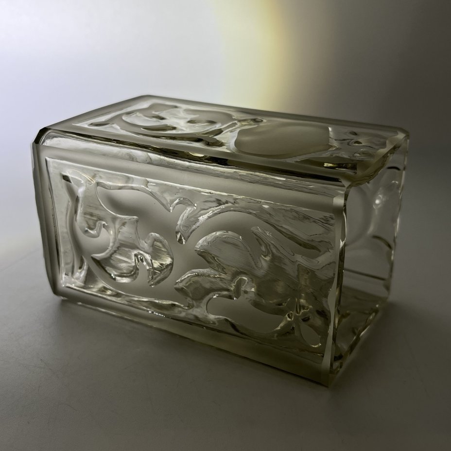 Ваза-карандашница прямоугольной формы с растительными мотивами, на дне клеймо "19"