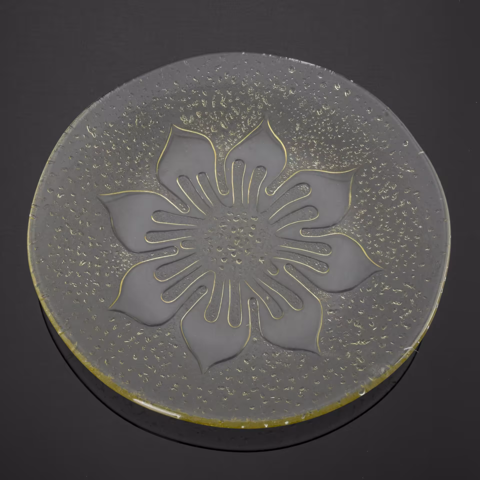 Блюдо салатового оттенка с изображением цветка