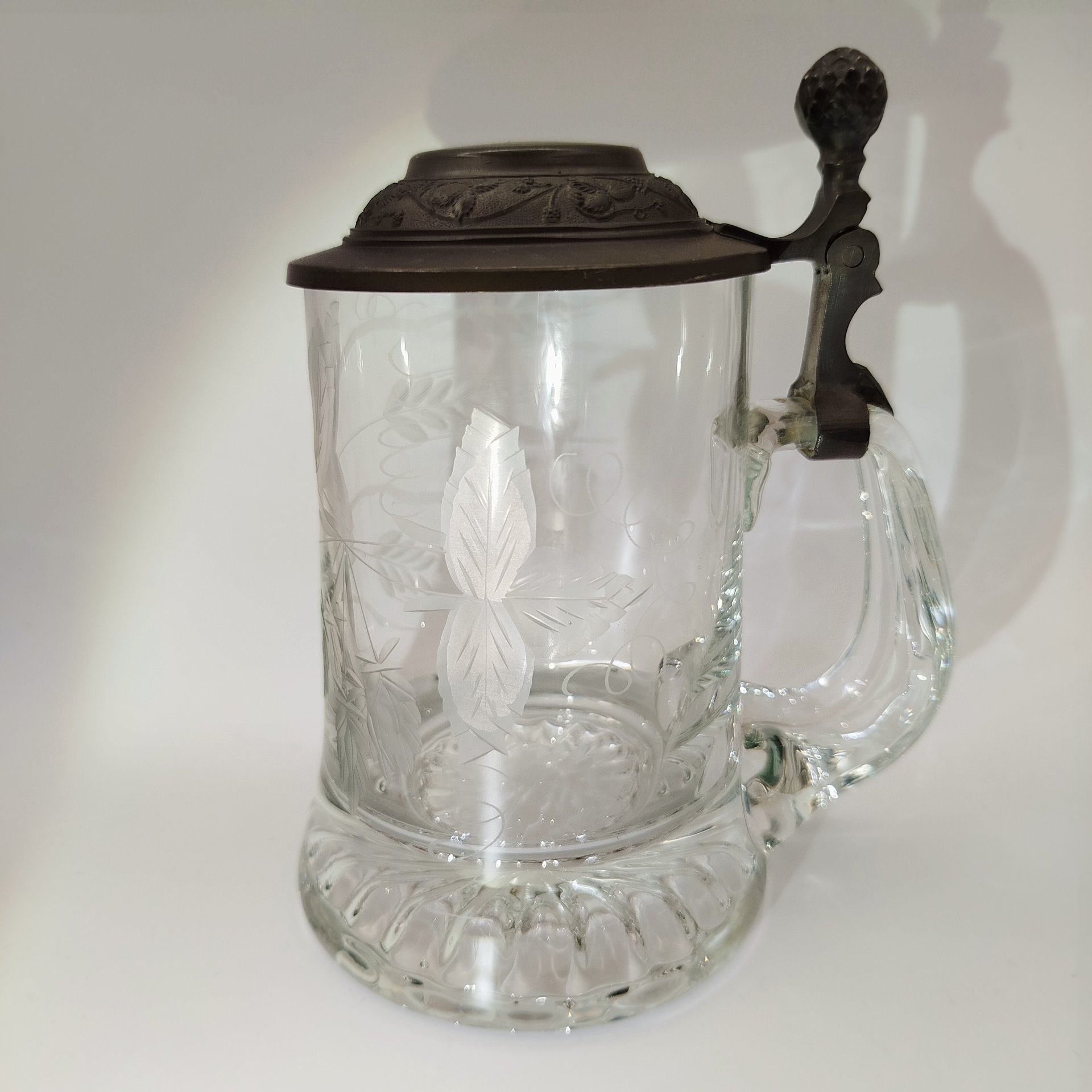 Кружка пивная с металлической крышкой и резным декором в виде соцветий хмеля на тулове, стекло, резьба, олово, Германия, 1970-1990 гг.