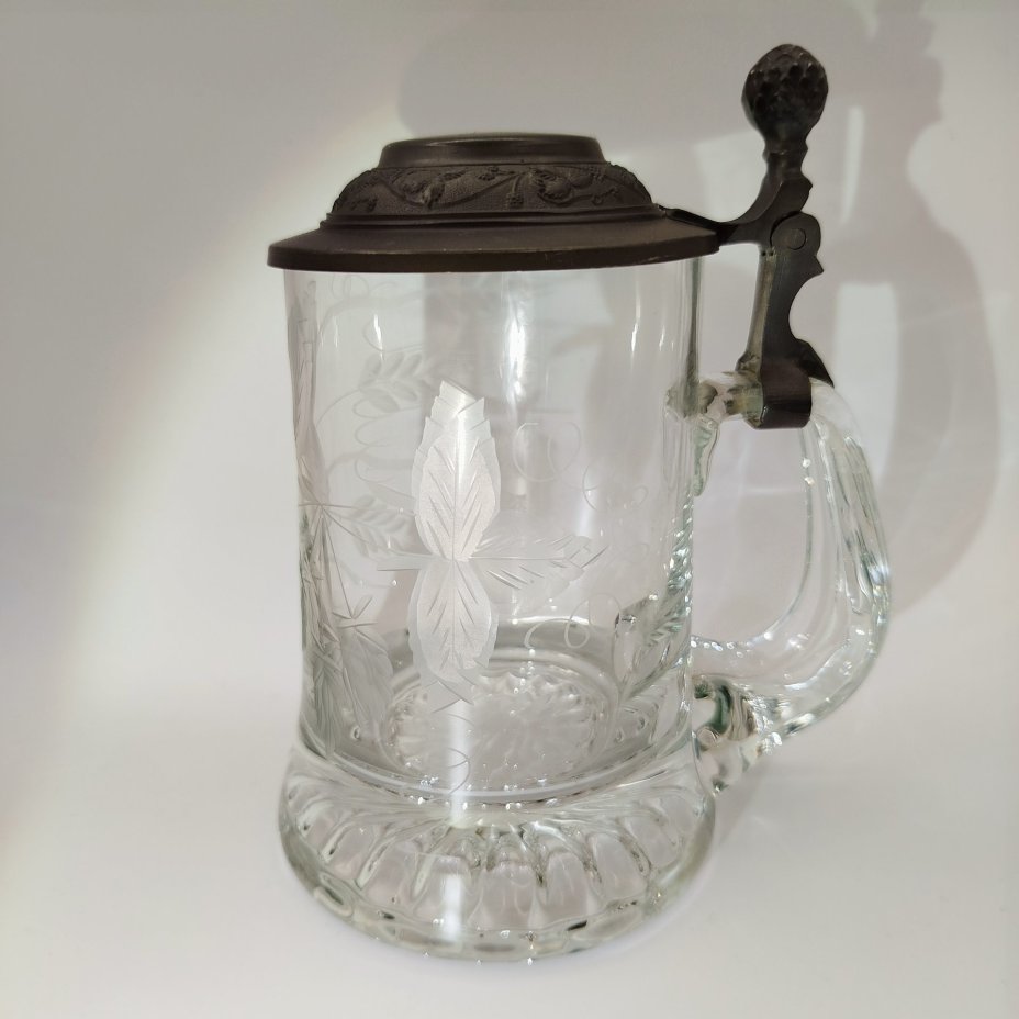 Кружка пивная с металлической крышкой и резным декором в виде соцветий хмеля на тулове, стекло, резьба, олово, Германия, 1970-1990 гг.
