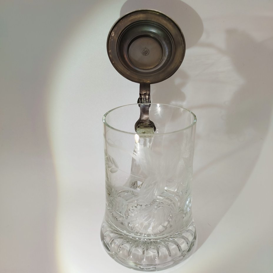 Кружка пивная с металлической крышкой и резным декором в виде соцветий хмеля на тулове