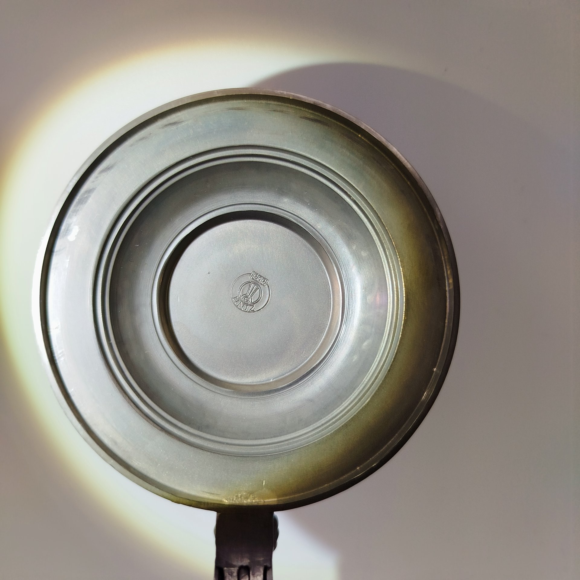 Кружка пивная с металлической крышкой и резным декором в виде соцветий хмеля на тулове, стекло, резьба, олово, Германия, 1970-1990 гг.