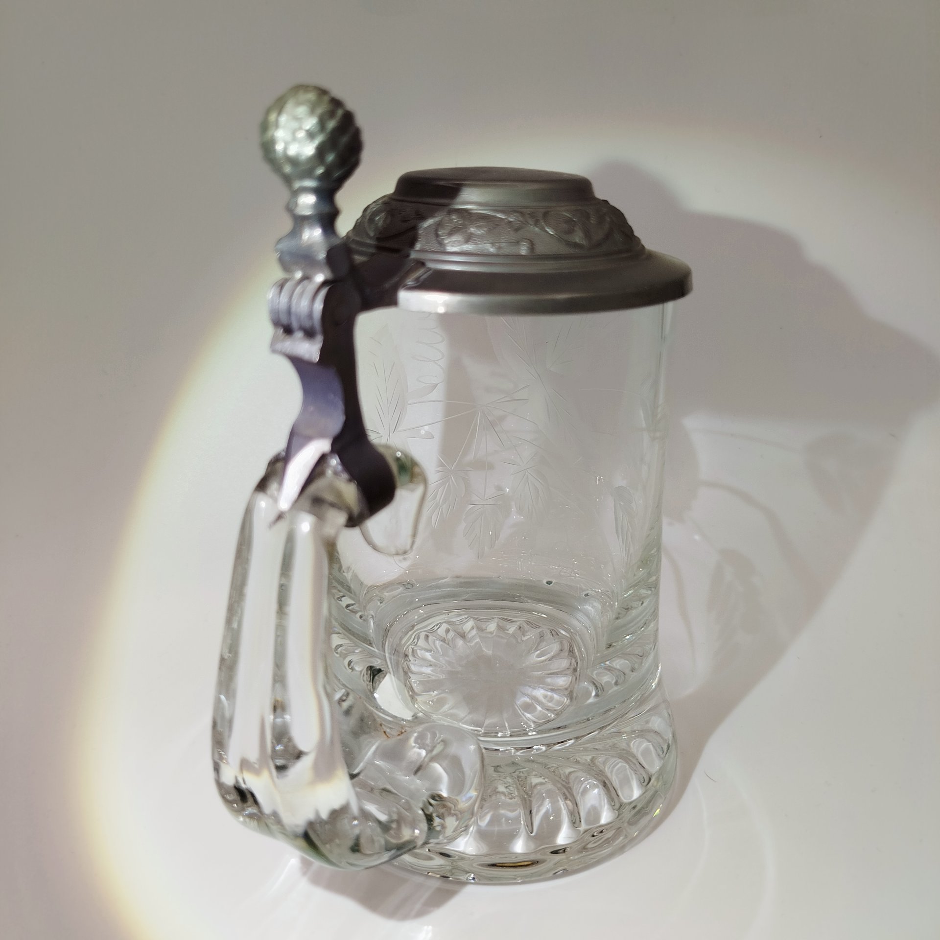 Кружка пивная с металлической крышкой и резным декором в виде соцветий хмеля на тулове, стекло, резьба, олово, Германия, 1970-1990 гг.