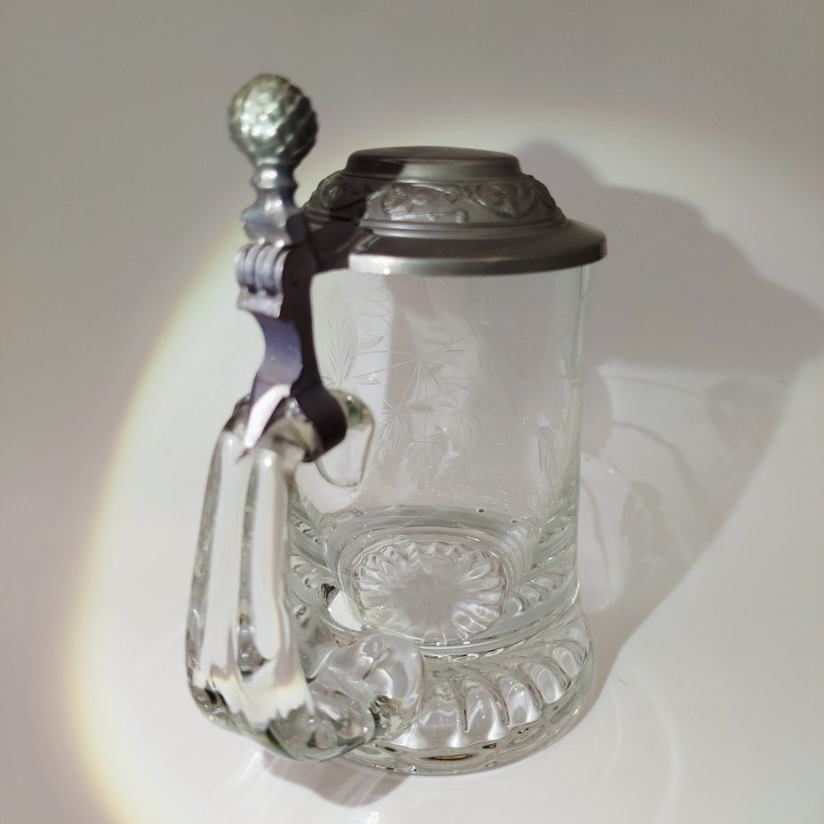 Кружка пивная с металлической крышкой и резным декором в виде соцветий хмеля на тулове