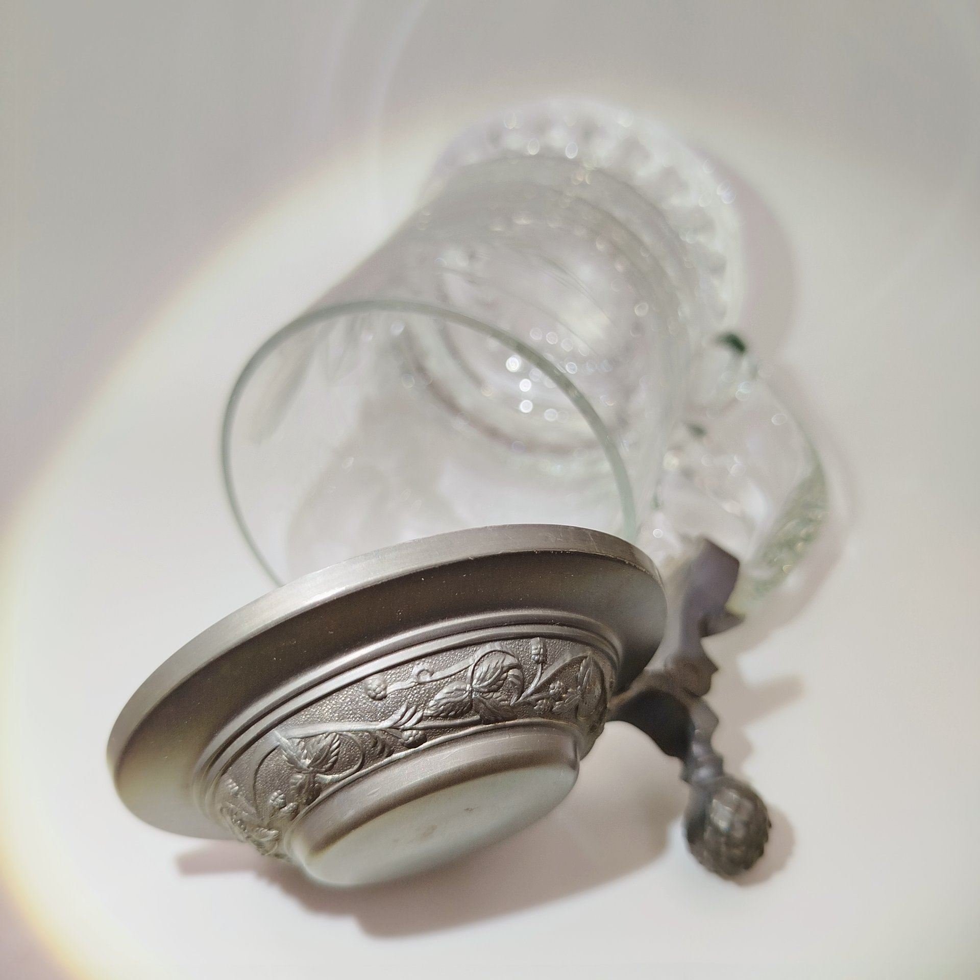 Кружка пивная с металлической крышкой и резным декором в виде соцветий хмеля на тулове, стекло, резьба, олово, Германия, 1970-1990 гг.